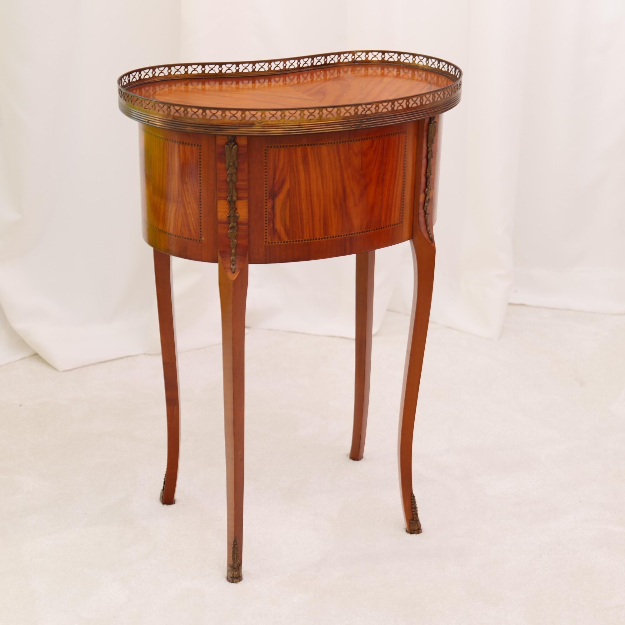 vintage french inlaid rosewood side table in style of Louis XV In Good Condition For Sale In Saarbrücken, SL