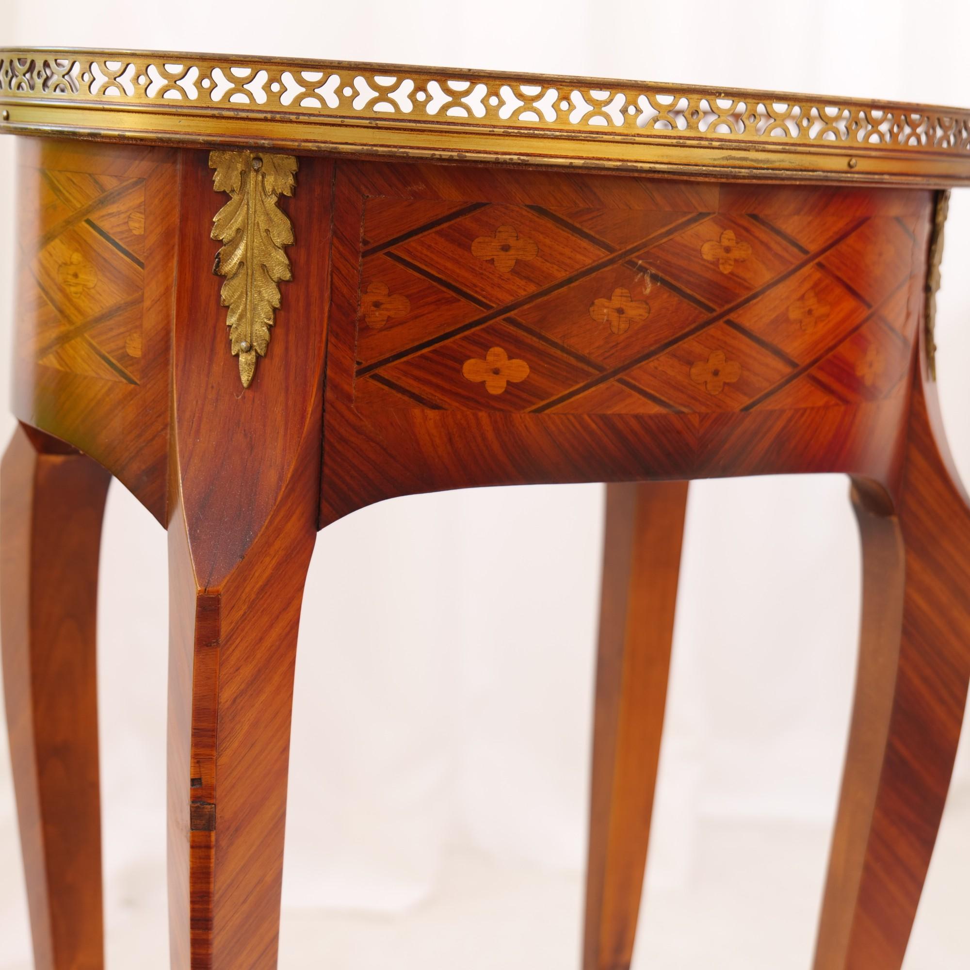vintage french inlaid rosewood side table in style of Louis XV For Sale 1