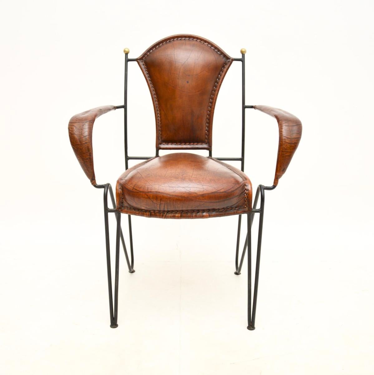 Un superbe fauteuil français vintage en fer et en cuir, datant des années 1960. Elle est de taille idéale pour être utilisée comme chaise de bureau ou comme chaise d'appoint.

Ce modèle est souvent attribué à Jacques Adnet, il est d'une superbe