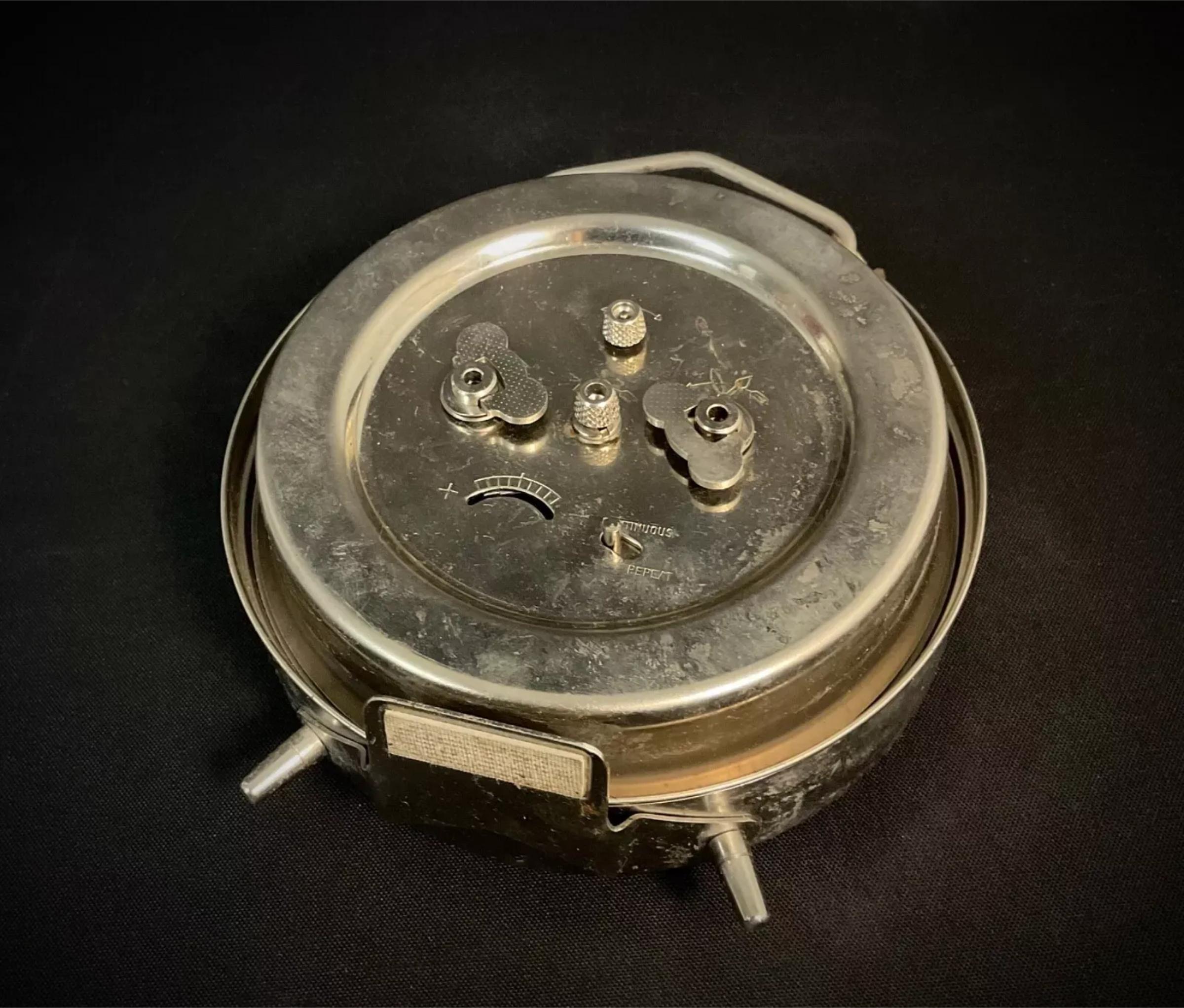 Sammlerstück Vintage JAZ Wecker (Frankreich), CIRCA 1970
Wir präsentieren ein charmantes und funktionelles Stück französischen Designs aus der Mitte des Jahrhunderts: einen mechanischen Wecker (réveil mécanique) der Marke Jaz. Diese in Frankreich