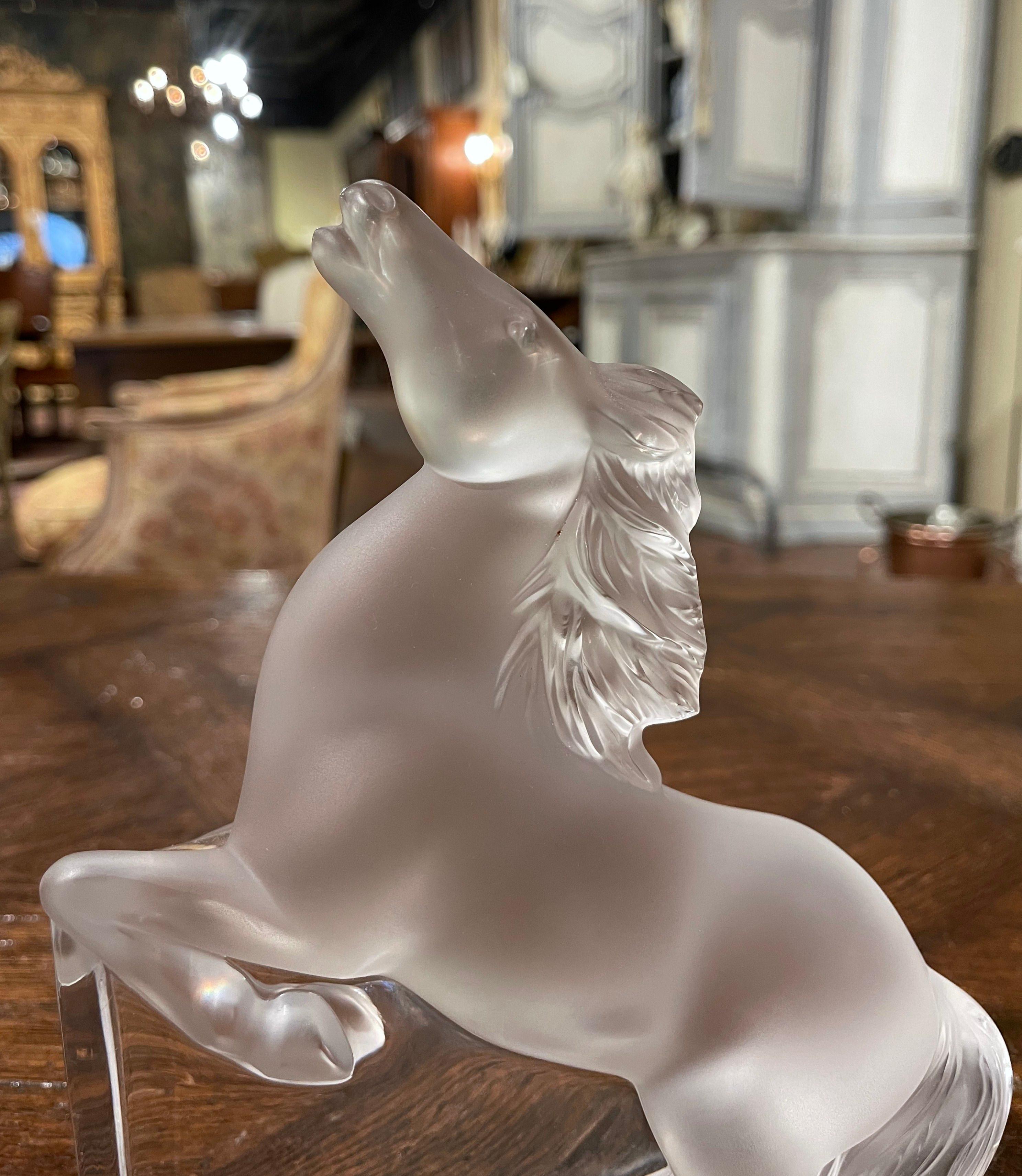 Créé par Lalique vers 1980, Kazak rend hommage à l'un des animaux les plus majestueux de la Terre, le cheval, symbole ultime de force et de rapidité. Capturé en cristal fini clair et dépoli, le mouvement de la crinière volant au vent évoque un