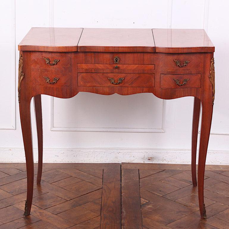 French kingwood inlaid marquetry Louis XV style vanity with various fitted drawers and compartments and a small pull-out writing surface, the whole raised up on elegant cabriole legs. The piece retains its original decorative brass pulls and