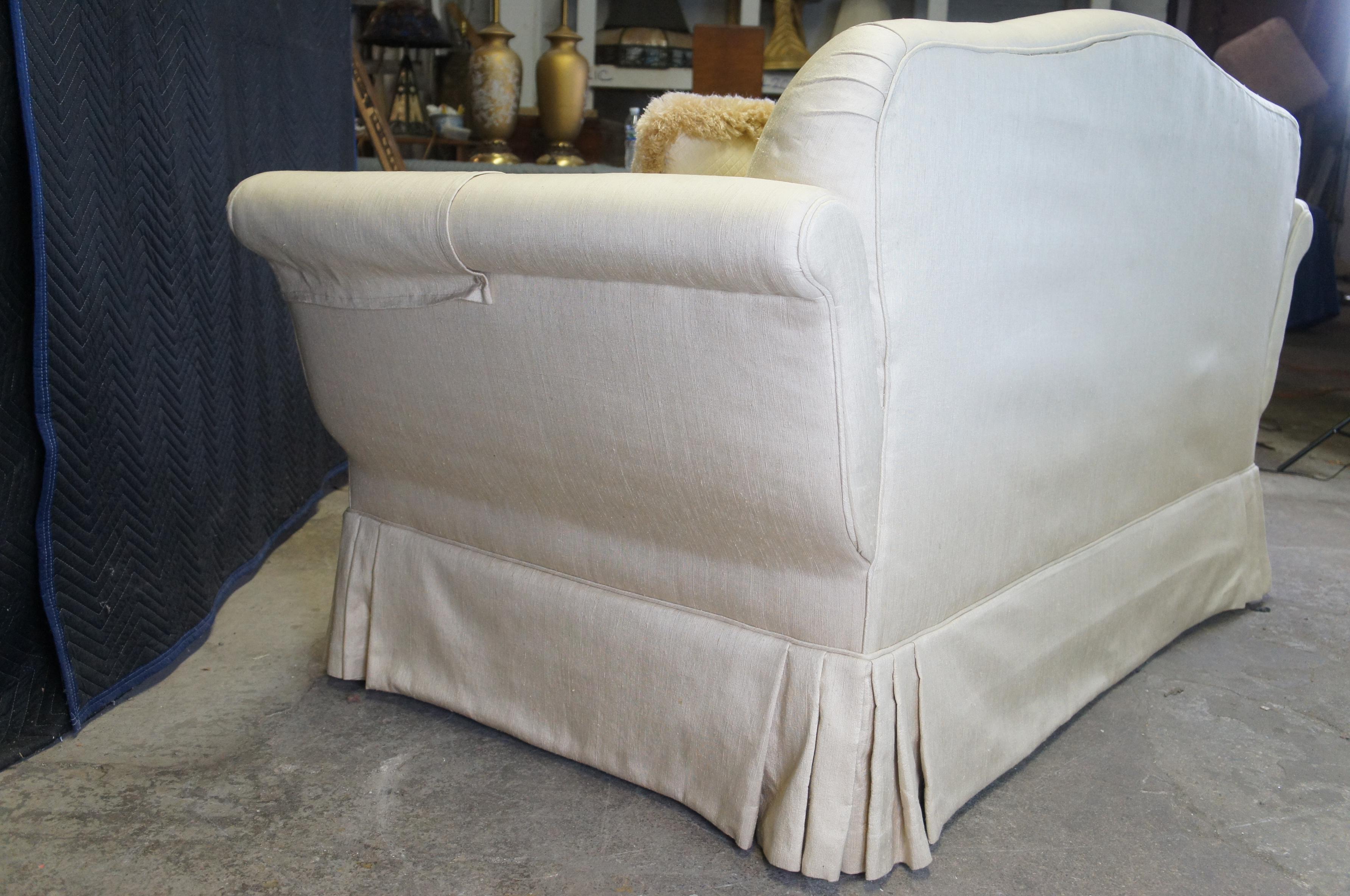 Couchon de canapé Loveseat de style Knole français à bras hauts rempli de duvet de soie en vente 8