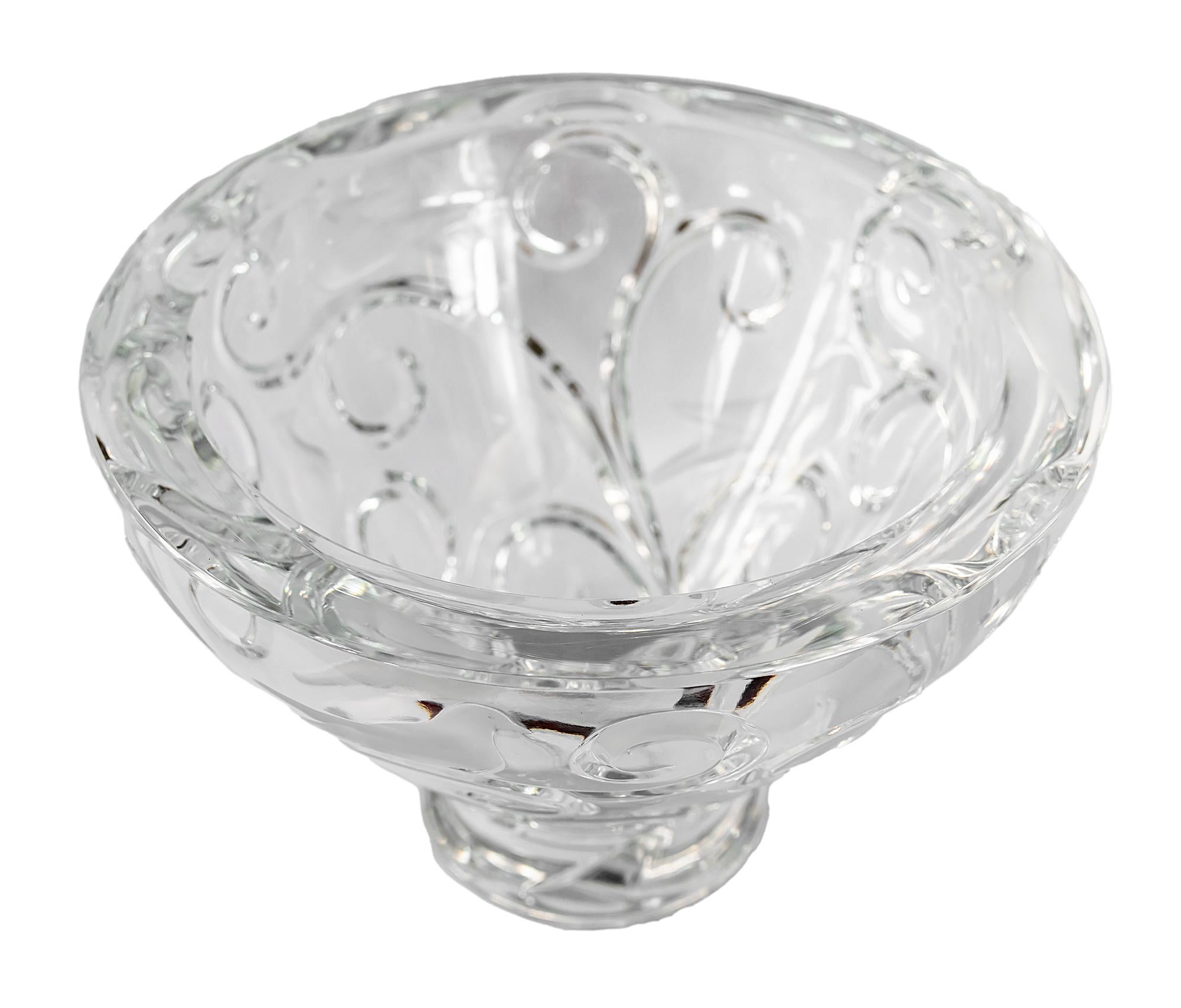 French Lalique crystal vase/centerpiece bowl pattern Verone with frosted birds decoration. 
Lalique signature engraved on the base. 
The total weight: 23 kg.