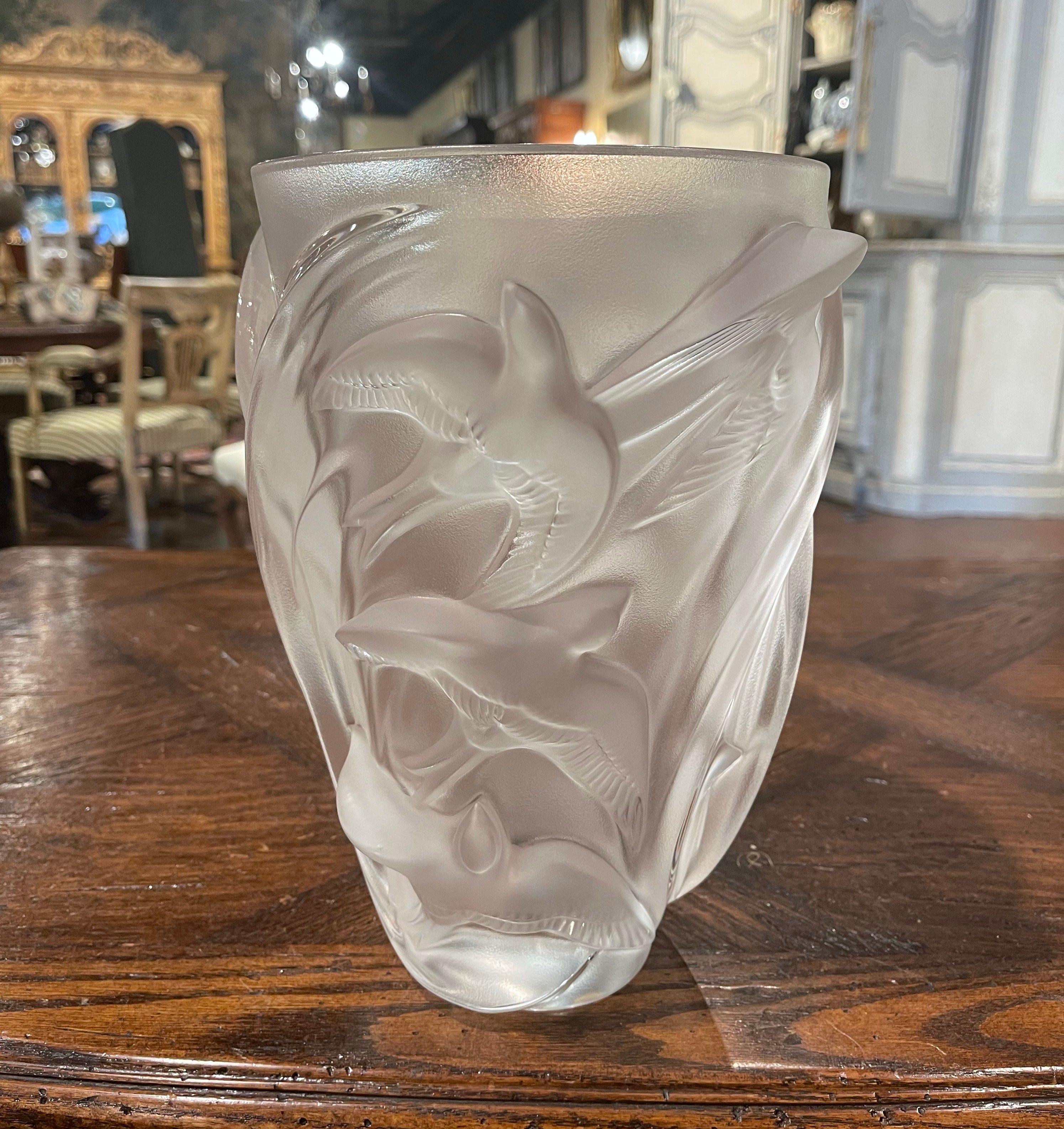 Vintage French Lalique Crystal Vase with Dove Motifs In Excellent Condition In Dallas, TX