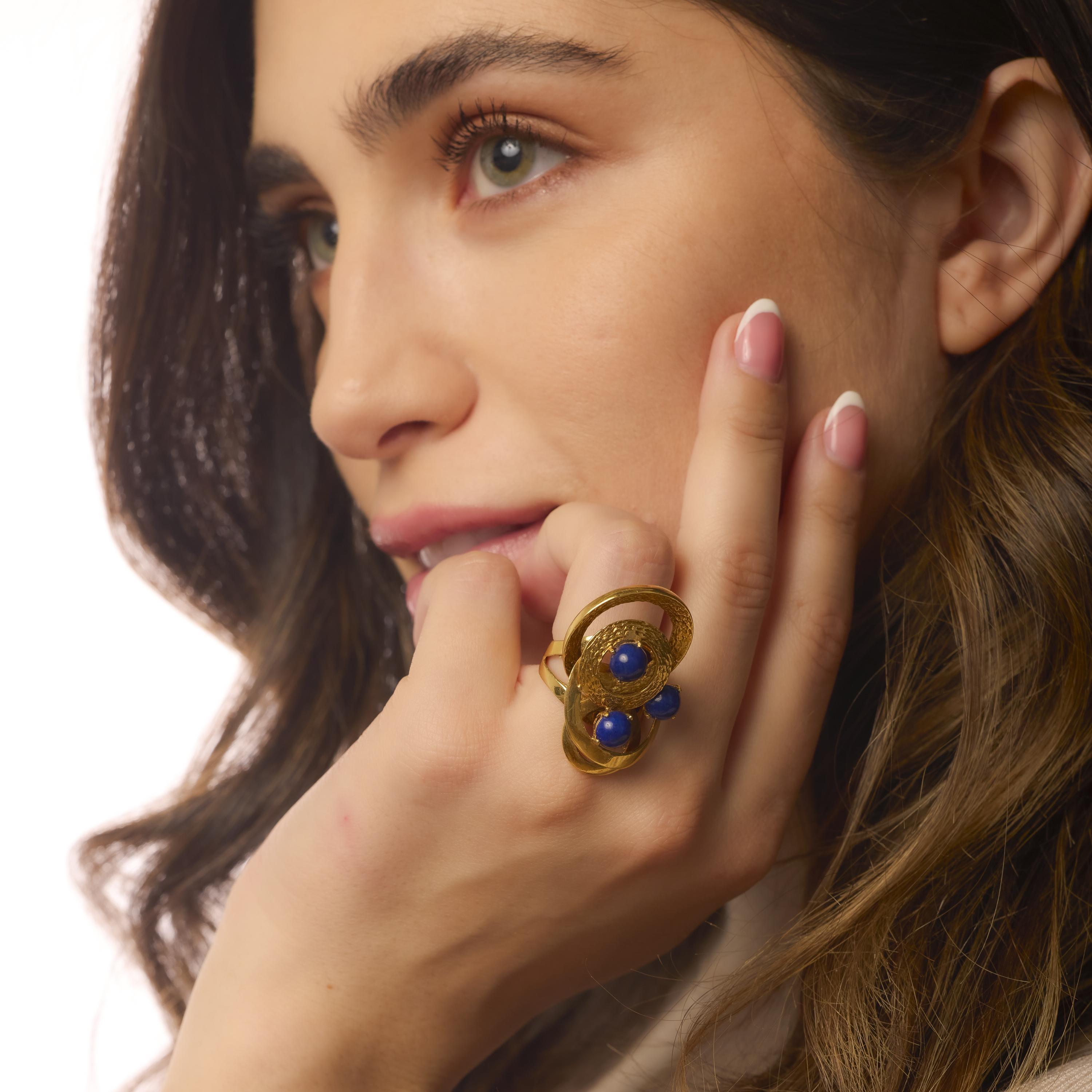 Taille cabochon Bague de cocktail vintage en lapis-lazuli français et or jaune 18 carats en vente