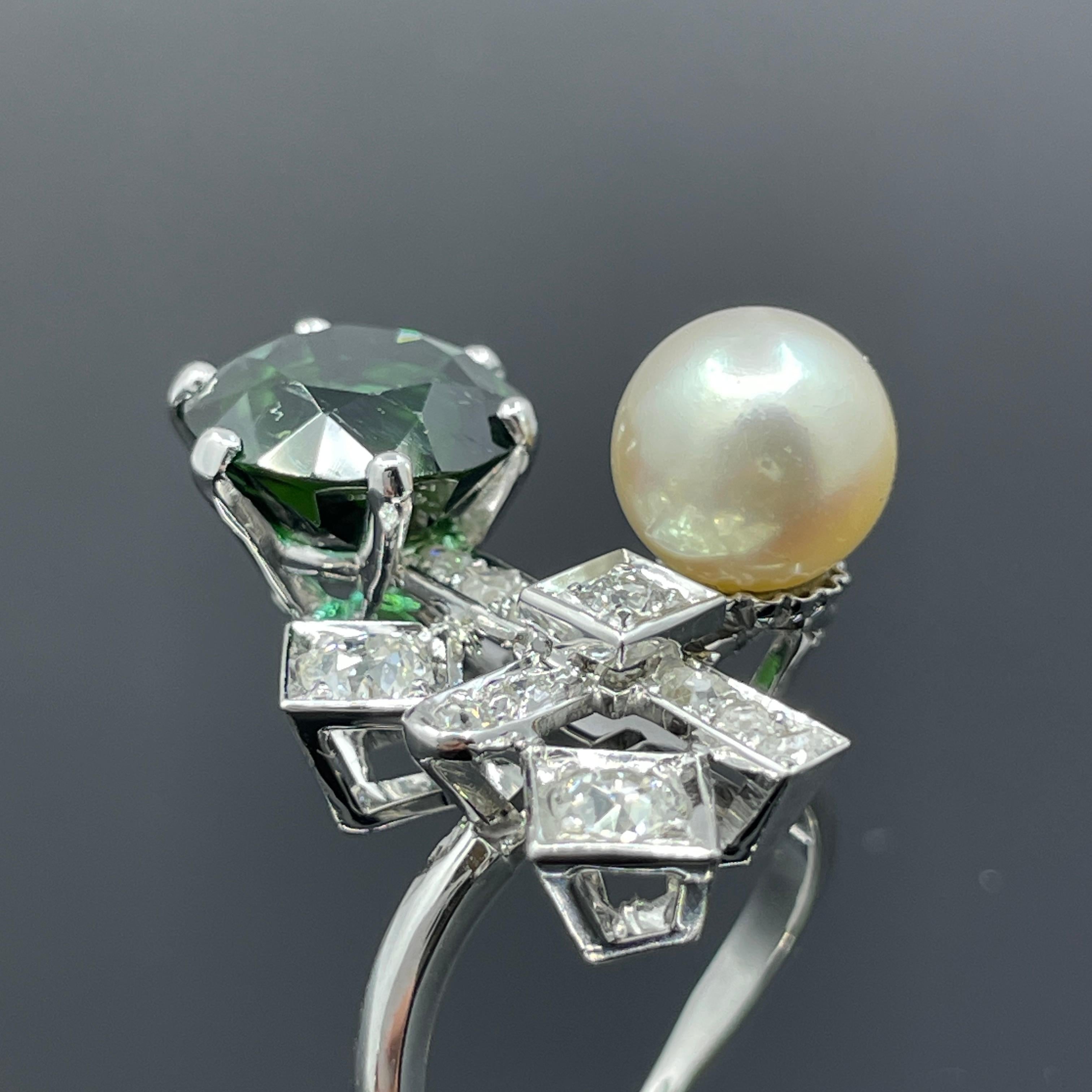 Exquisito Anillo Francés de Oro Blanco de 18 quilates con Turmalina, Diamantes y Perlas Akoya de los años 50 - 5,06 ctw

Impresionante y escultural anillo hecho a mano a principios de la década de 1950, elaborado en oro blanco de 18 quilates y