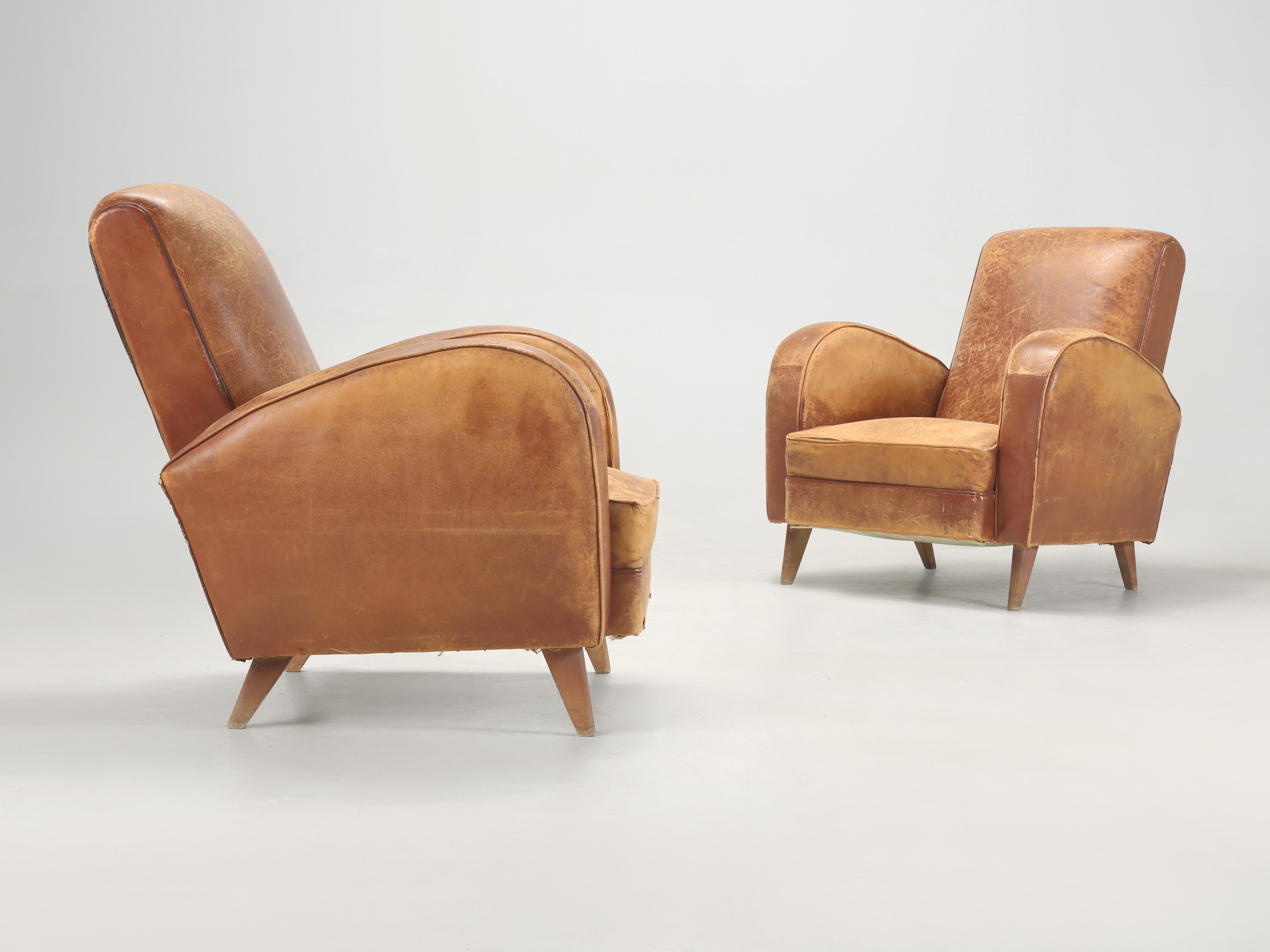 Sedie da club in pelle francese d'epoca Mid-Century Modern c1940's in pelle originale. Acquistiamo e importiamo sedie da club in vera pelle francese da oltre 30 anni e questa è la prima coppia di sedie da club che definiremmo 