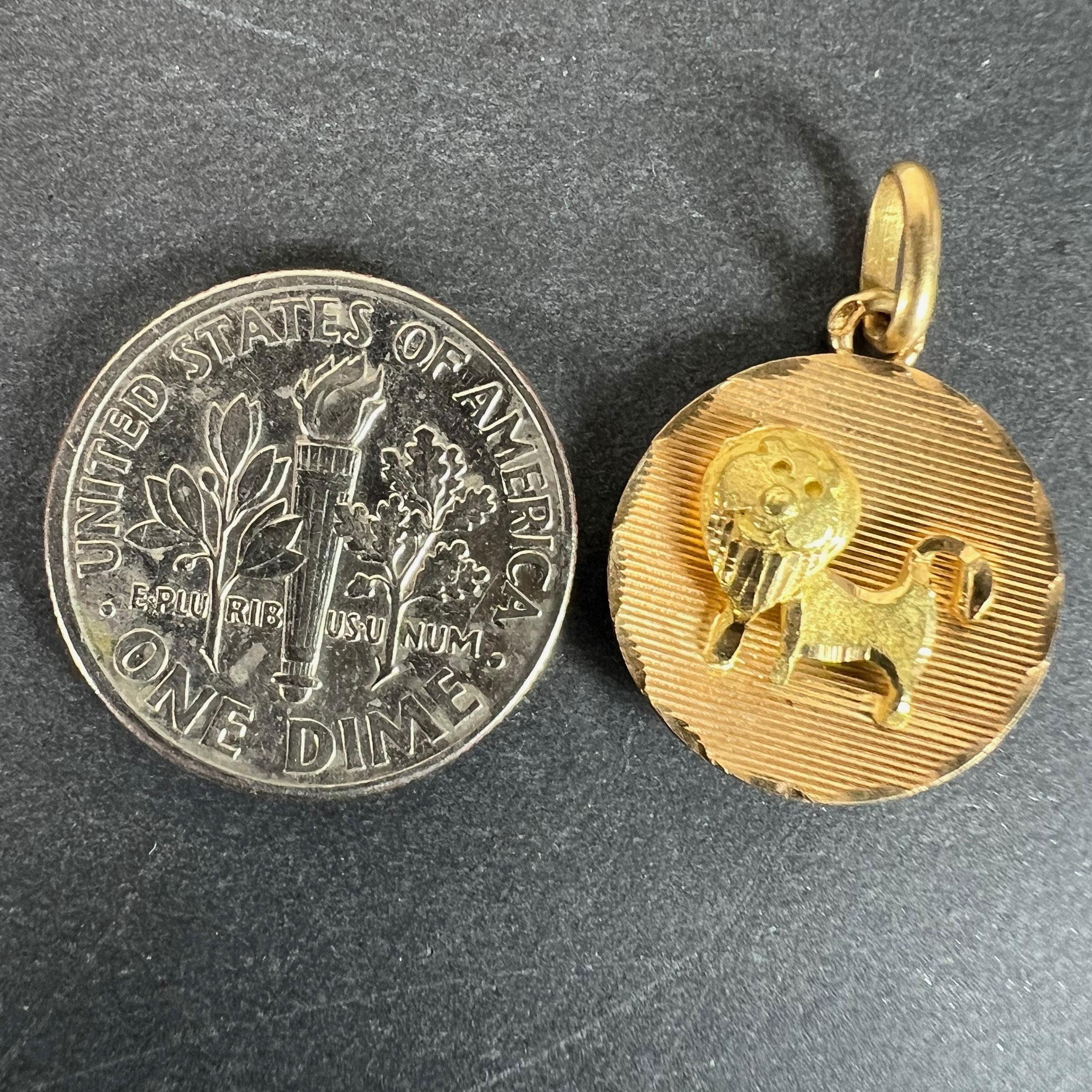 Ciondolo a forma di medaglia d'epoca in oro giallo, segno zodiacale del Leone, francese, 18 carati in vendita 6