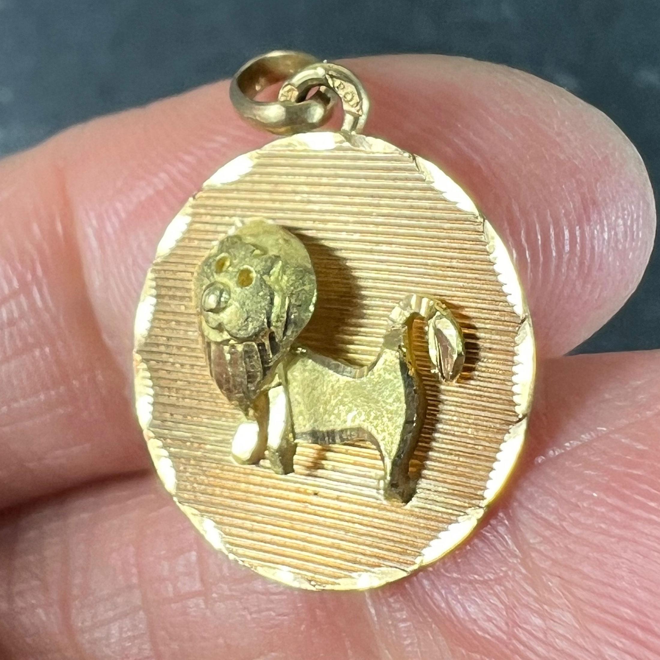 Ciondolo a forma di medaglia d'epoca in oro giallo, segno zodiacale del Leone, francese, 18 carati in vendita 2