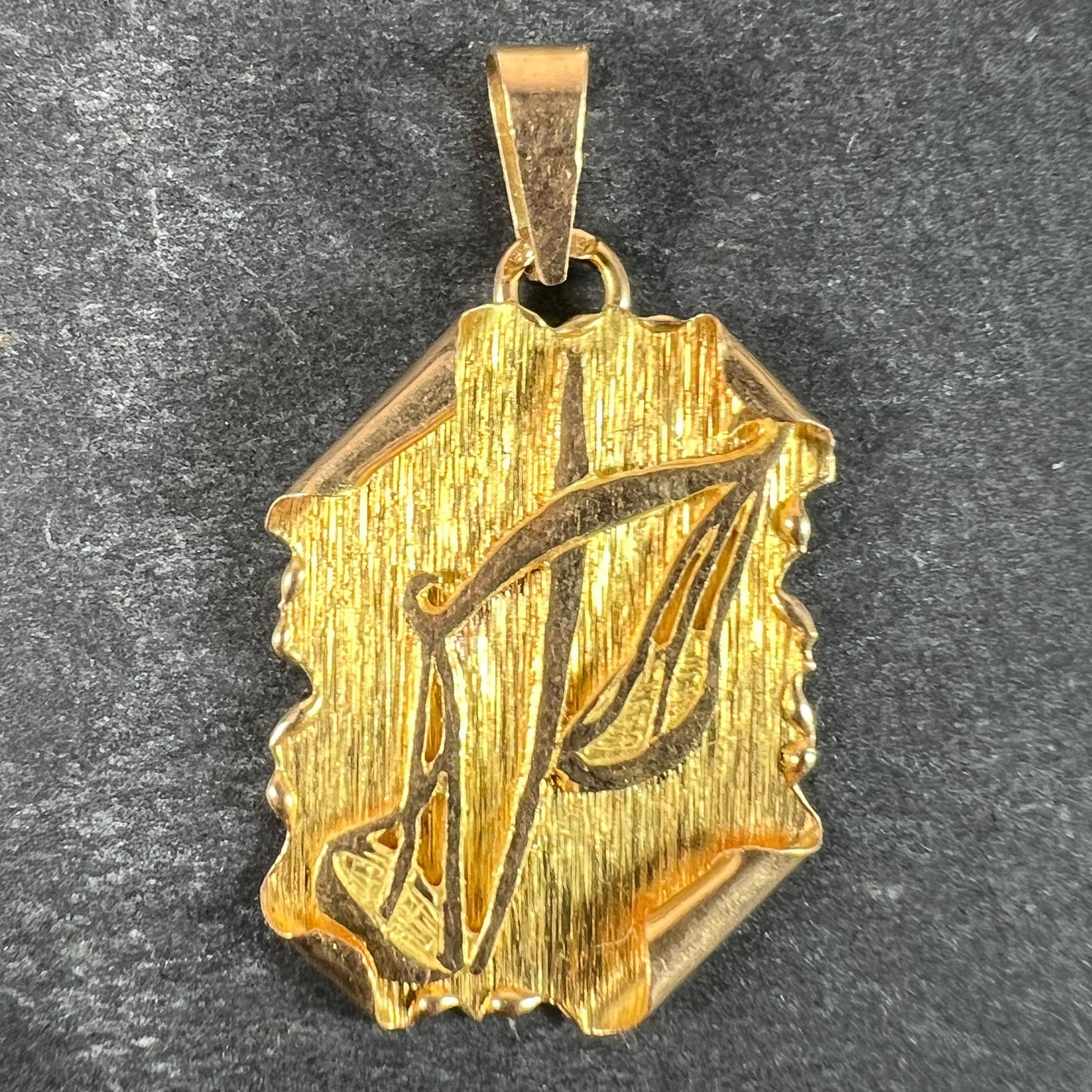 Un ciondolo charme in oro giallo 18 carati (18K) disegnato come un cartiglio del segno Zodiacale della Bilancia, raffigurante una coppia di bilance. Timbrato con il marchio dell'aquila per l'oro a 18 carati e la manifattura francese e con un marchio
