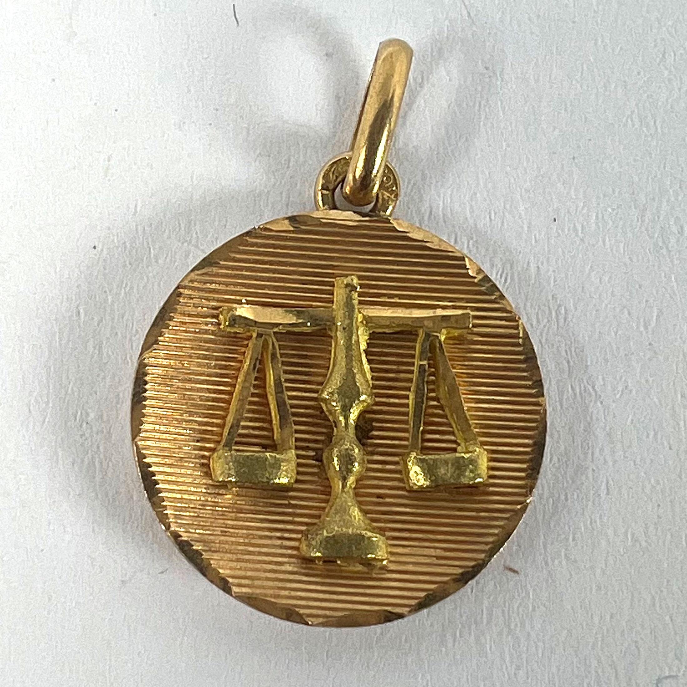 Pendentif en or jaune 18K avec breloque et médaille en forme de signe astrologique de la Balance. en vente 7