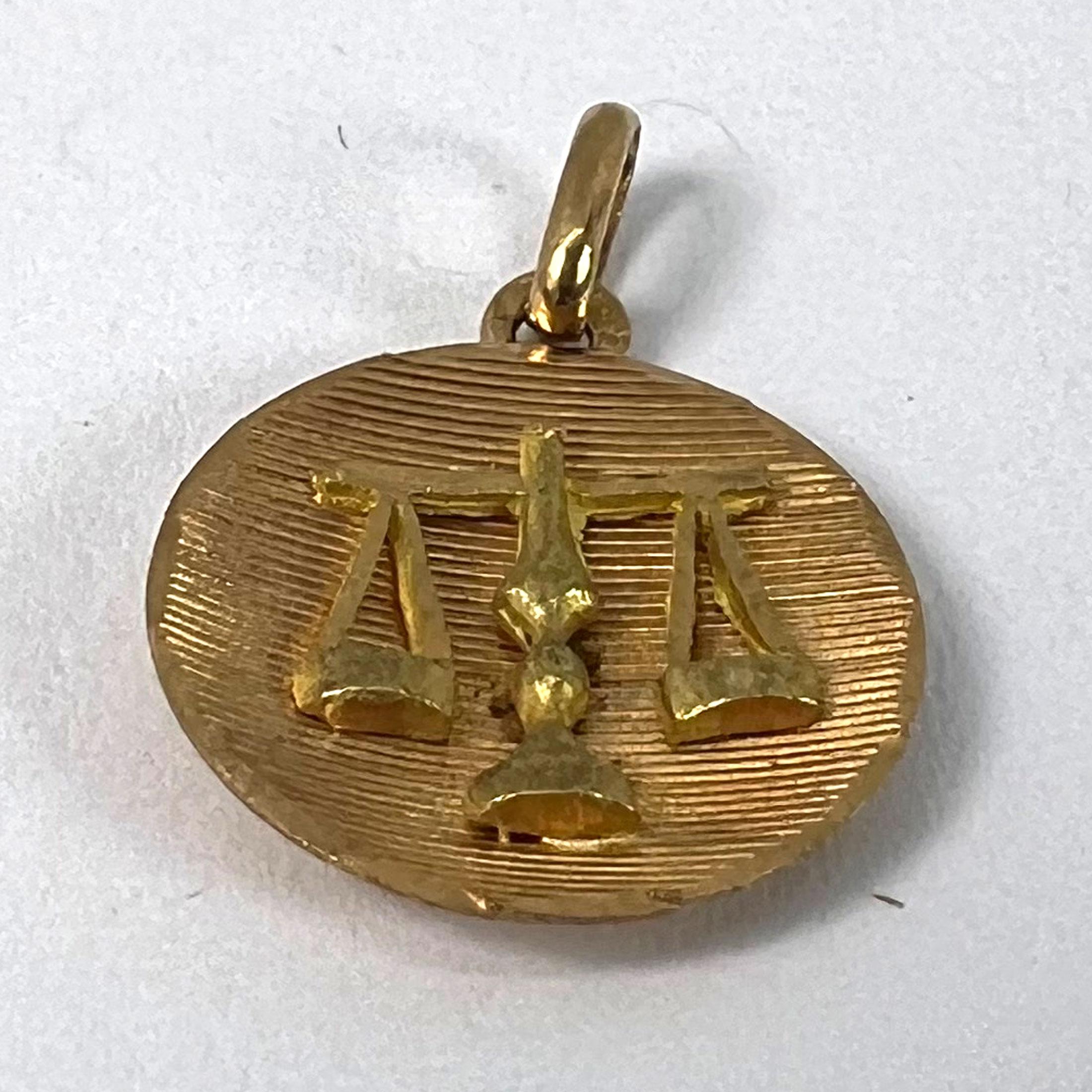 Pendentif en or jaune 18K avec breloque et médaille en forme de signe astrologique de la Balance. en vente 9