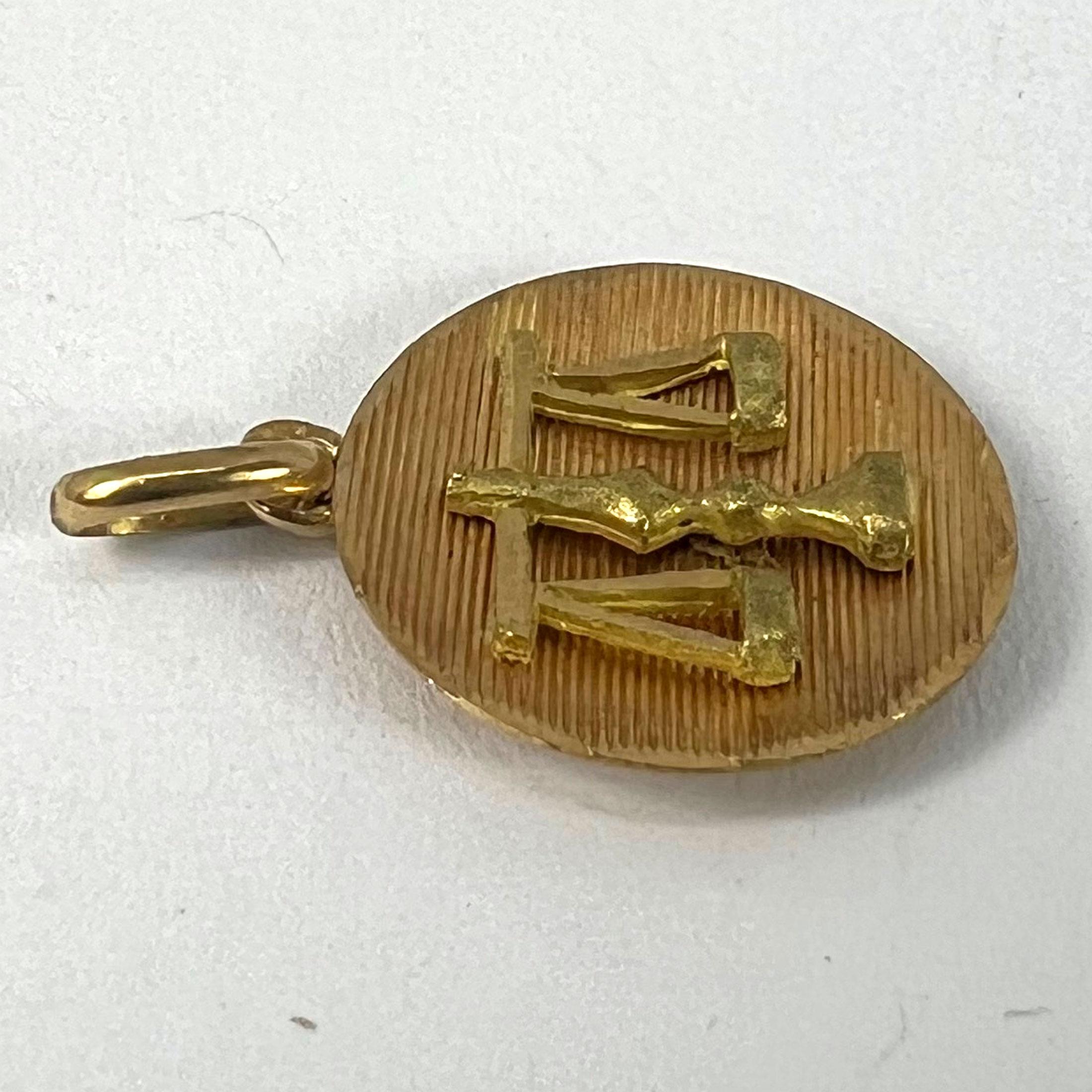 Pendentif en or jaune 18K avec breloque et médaille en forme de signe astrologique de la Balance. en vente 10