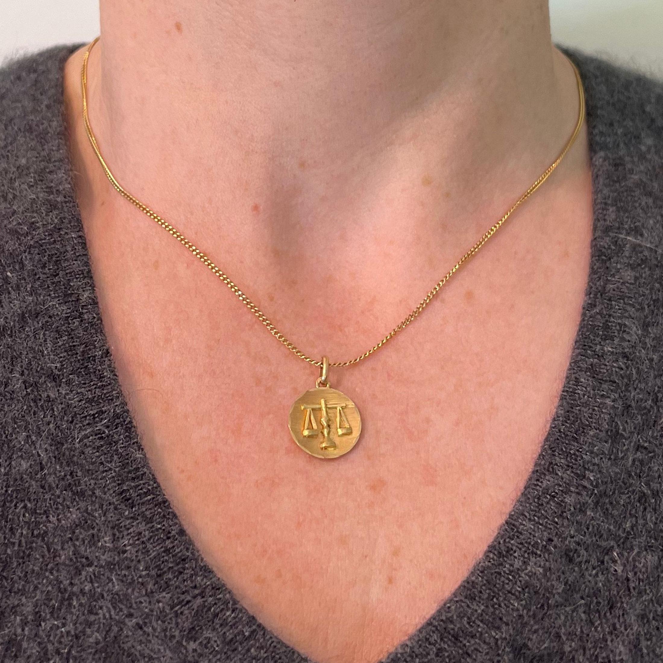 Pendentif en or jaune 18K avec breloque et médaille en forme de signe astrologique de la Balance. Unisexe en vente