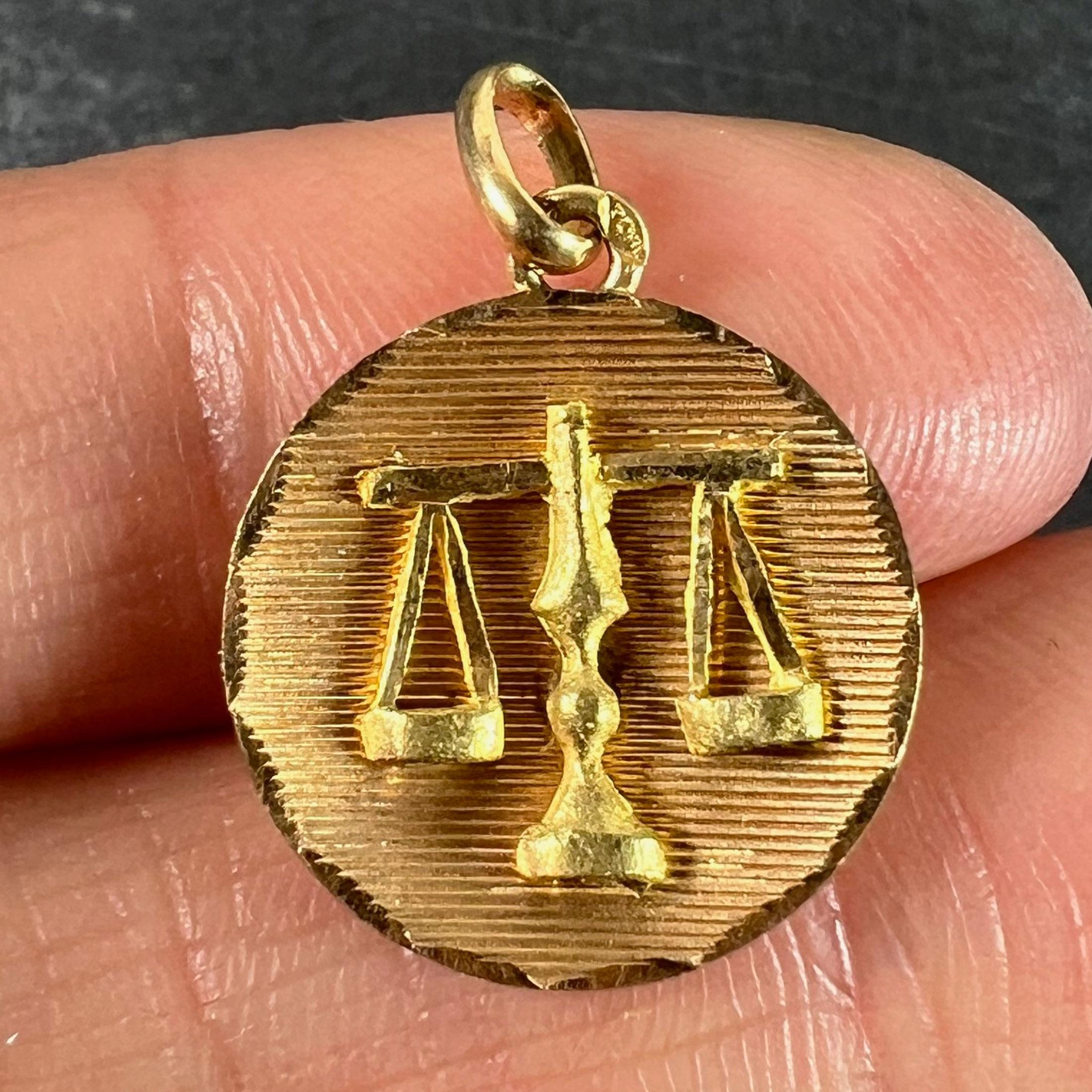 Pendentif en or jaune 18K avec breloque et médaille en forme de signe astrologique de la Balance. en vente 1