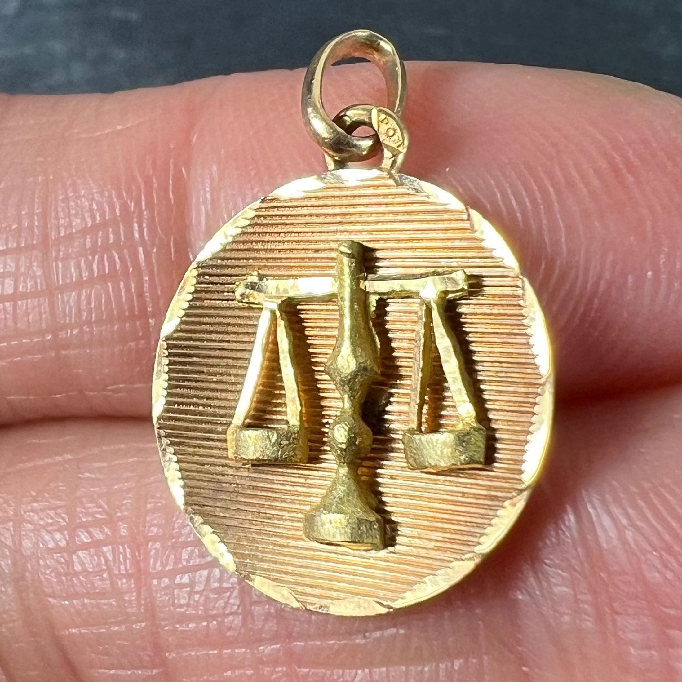 Pendentif en or jaune 18K avec breloque et médaille en forme de signe astrologique de la Balance. en vente 2
