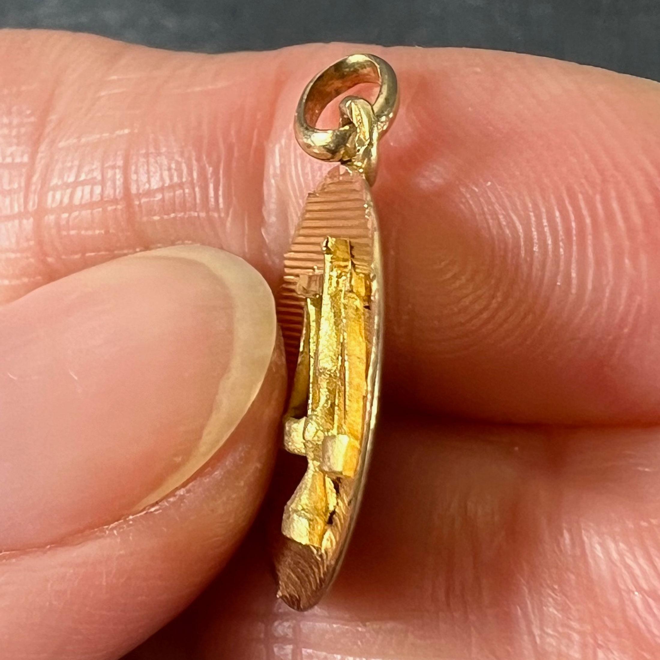 Pendentif en or jaune 18K avec breloque et médaille en forme de signe astrologique de la Balance. en vente 3