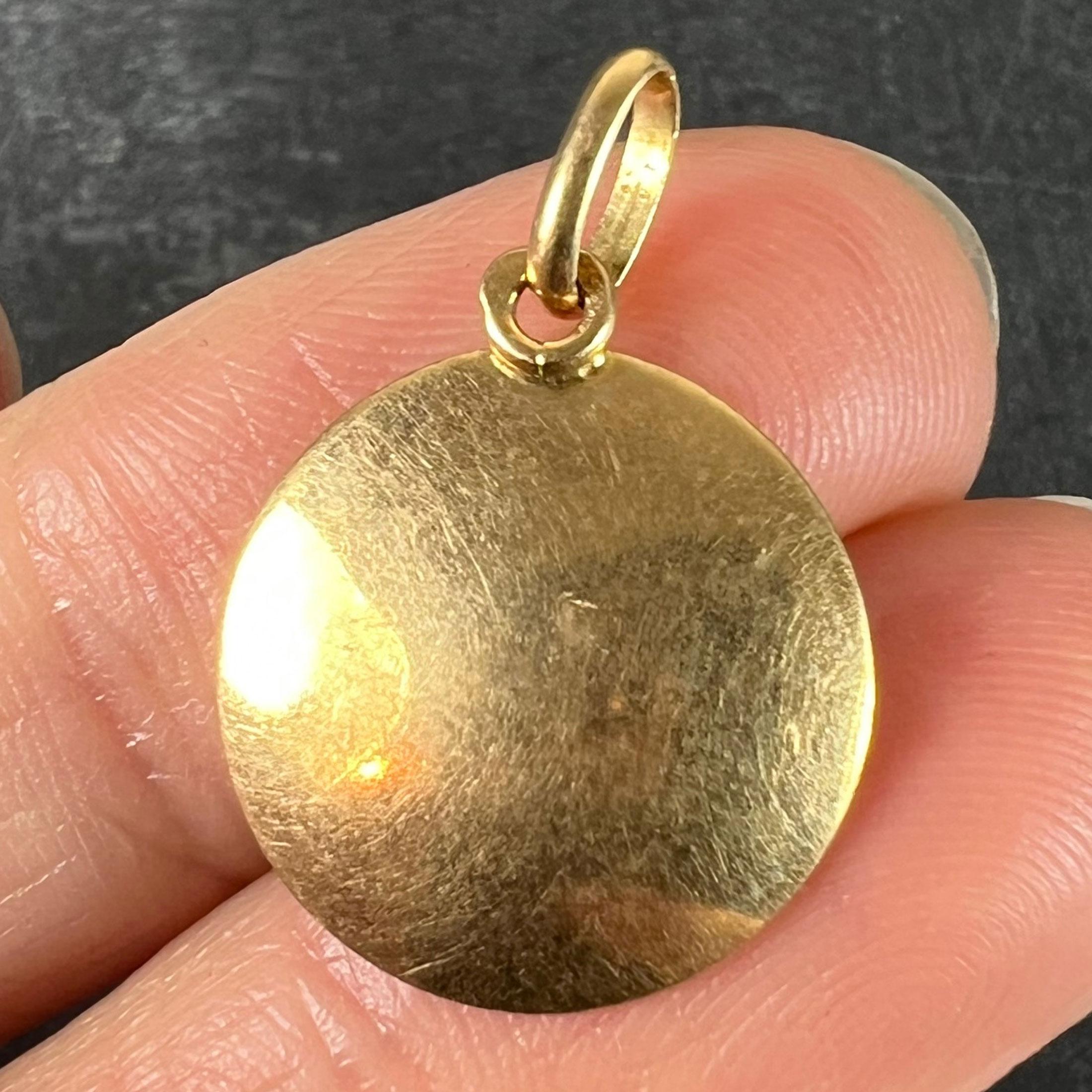 Pendentif en or jaune 18K avec breloque et médaille en forme de signe astrologique de la Balance. en vente 4