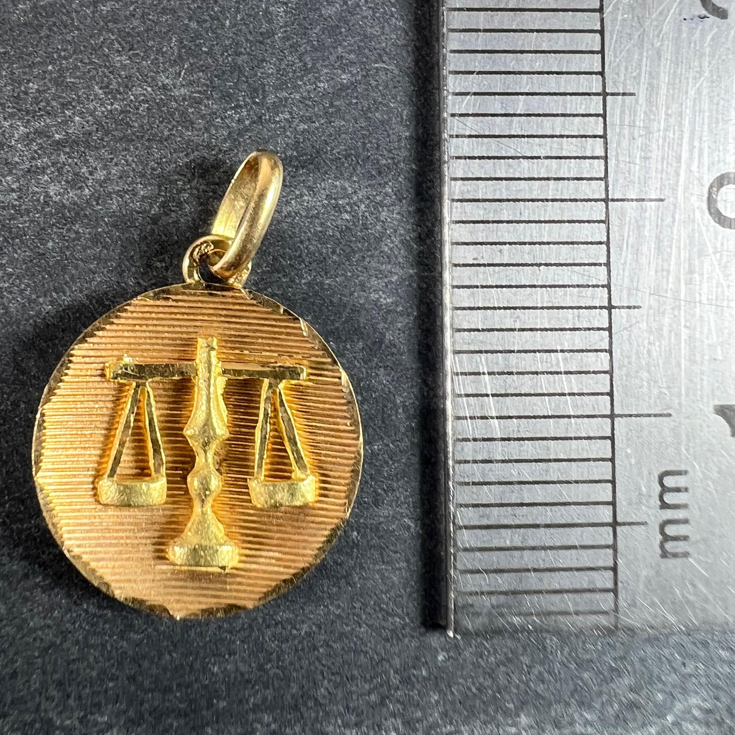 Pendentif en or jaune 18K avec breloque et médaille en forme de signe astrologique de la Balance. en vente 5