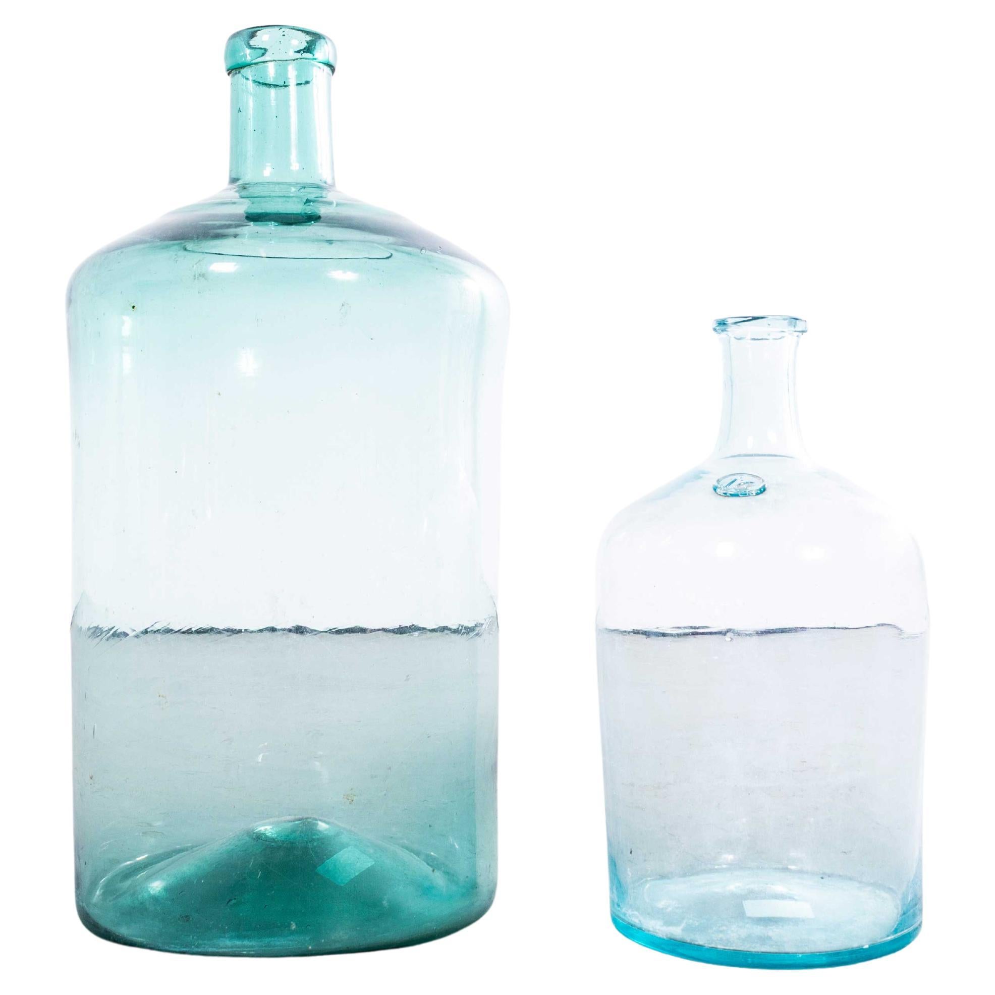 Pareja de damajuanas francesas vintage de cristal azul claro y verde claro