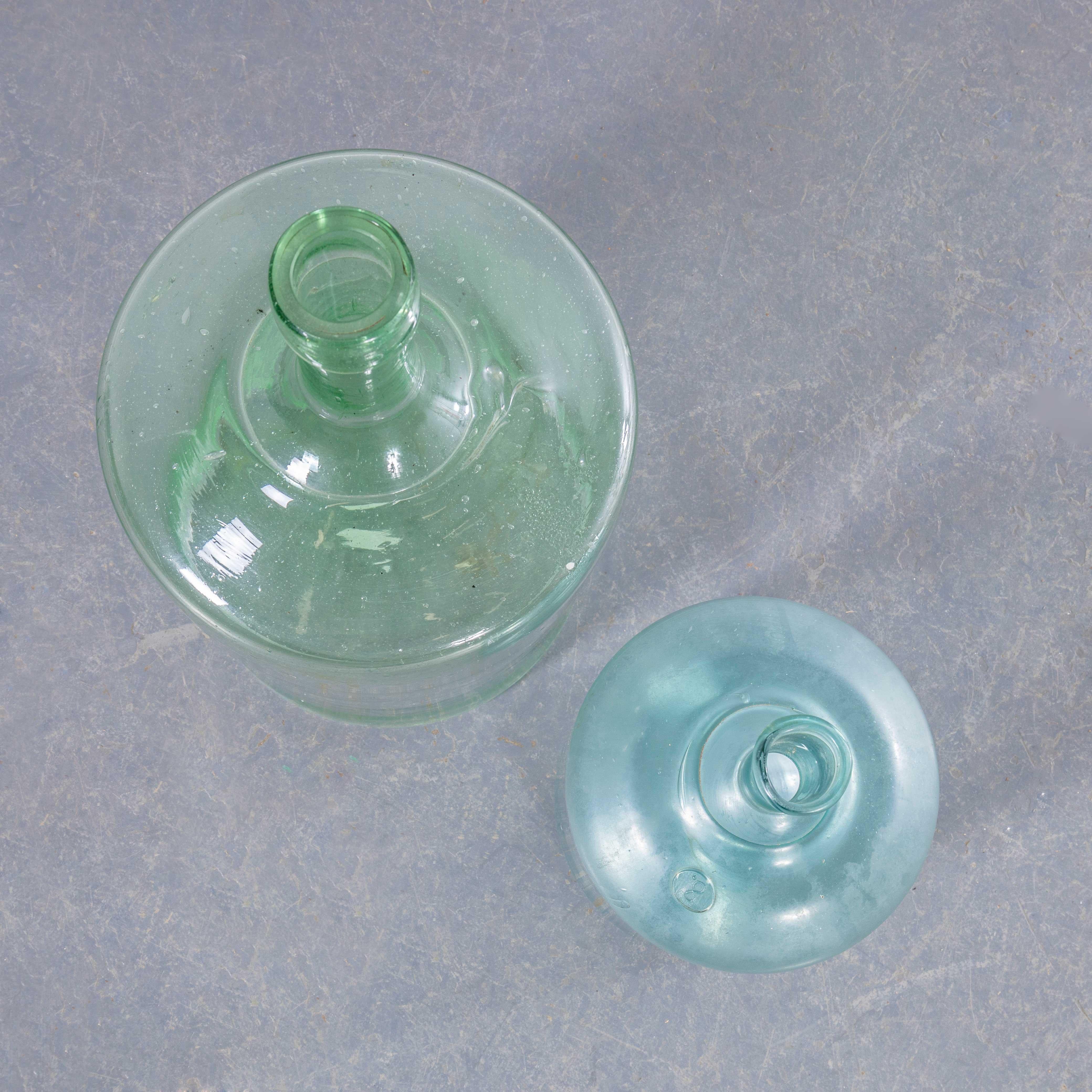 XX secolo Damigiane francesi d'epoca in vetro verde chiaro e blu chiaro - Coppia in vendita