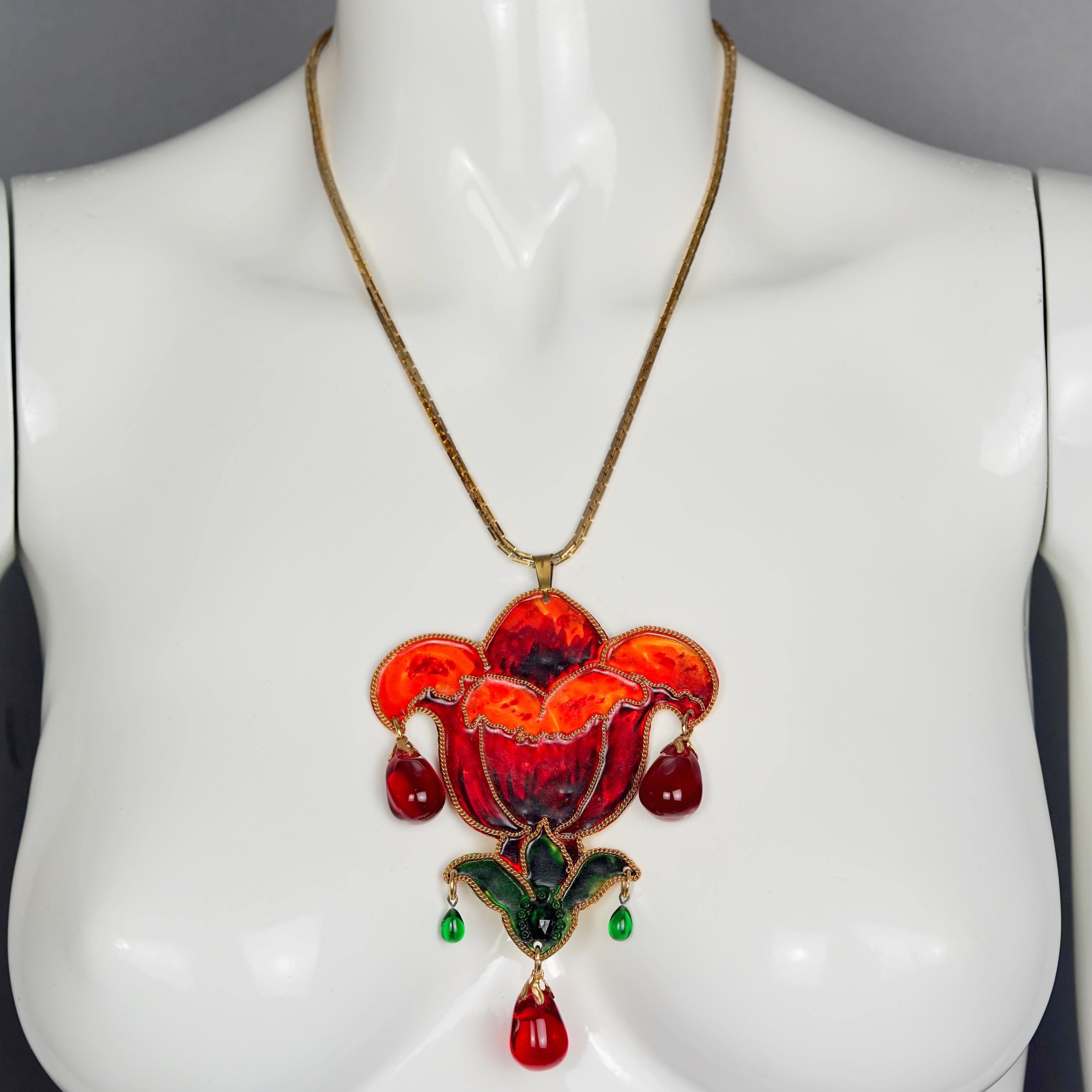 Vintage French Lily Flower Enamel Gripoix Necklace

Measurements:
Height: 4.53 inches (11.5 cm)
Width: 3.35 inches (8.5 cm)
Wearable Length: 20.07 inches (51 cm)

Features:
- Massive lily flower pendant in resin enamel coating embellished with