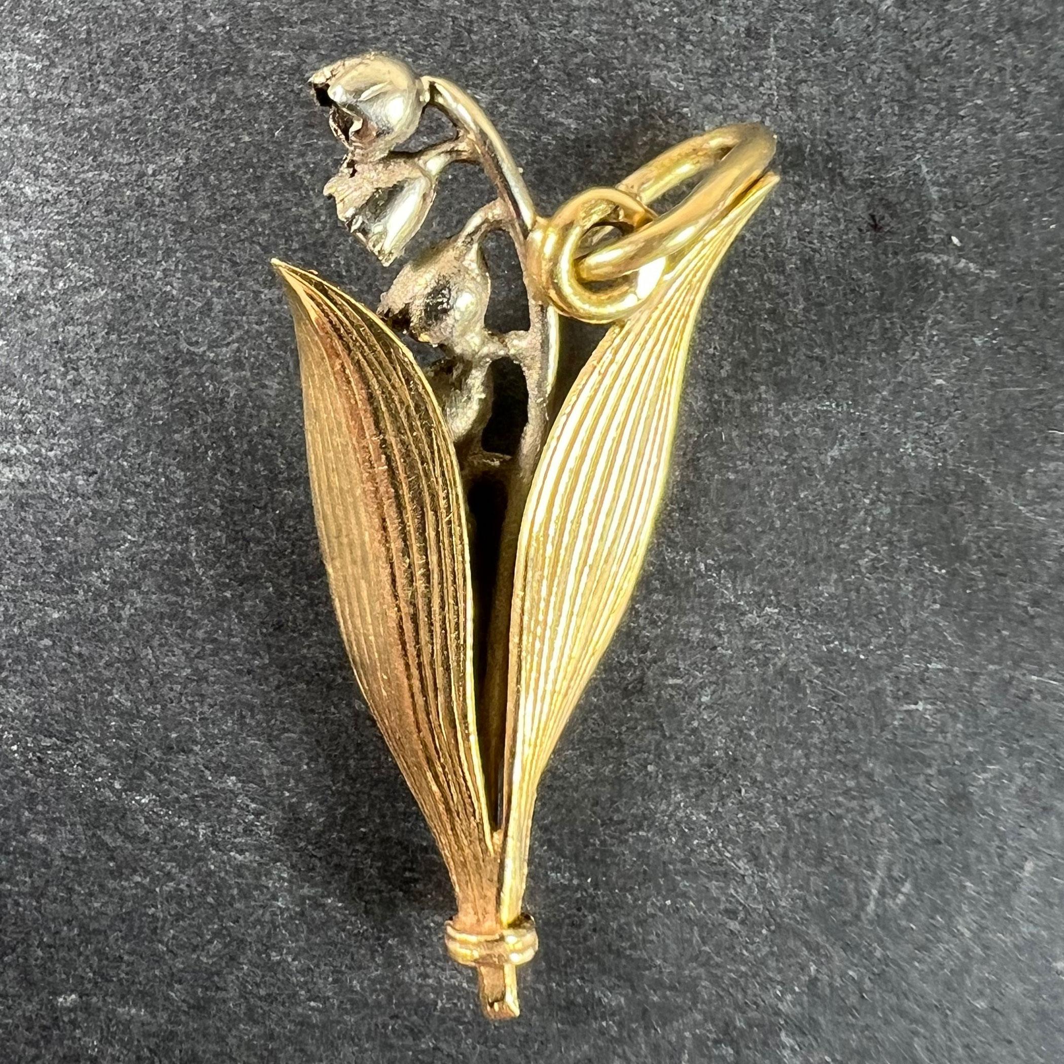 Pendentif à breloques en or blanc et jaune 18K avec fleur de muguet vintage français Bon état - En vente à London, GB
