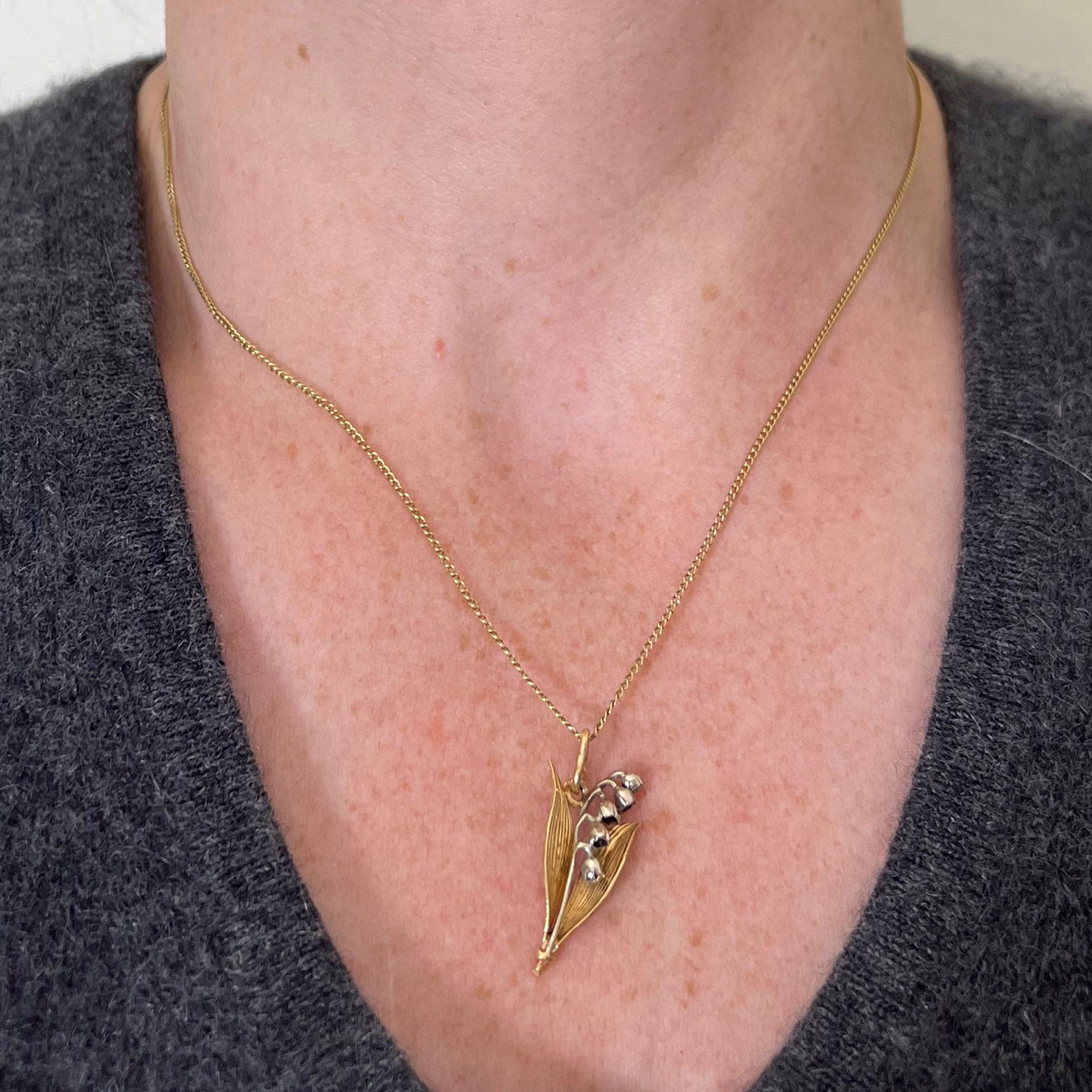 Pendentif à breloques en or blanc et jaune 18K avec fleur de muguet vintage français Pour femmes en vente