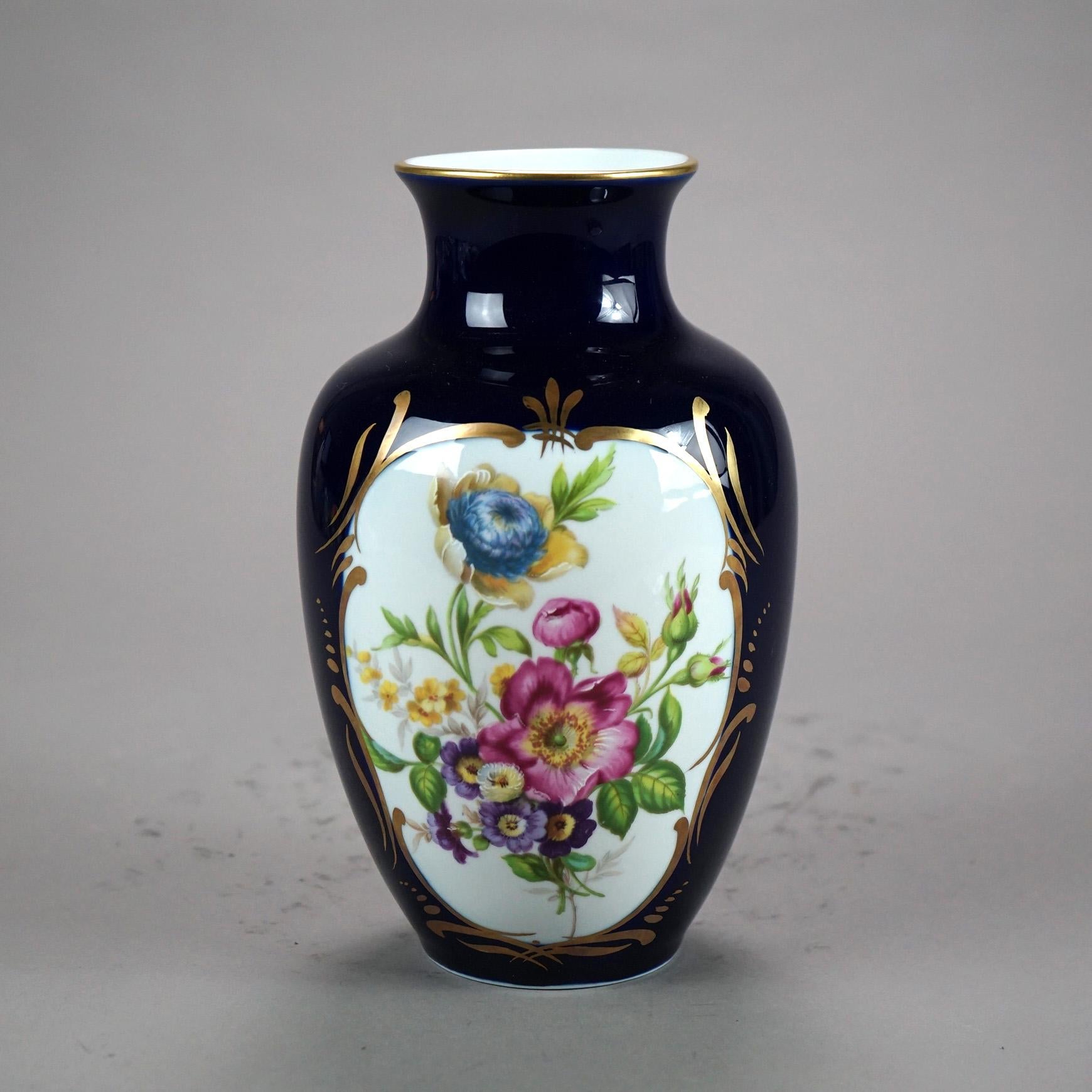 Vaso in porcellana d'epoca francese Limoges dipinto a mano e dorato con riserva di fiori da giardino, XX sec.

Misure - 8 1/2