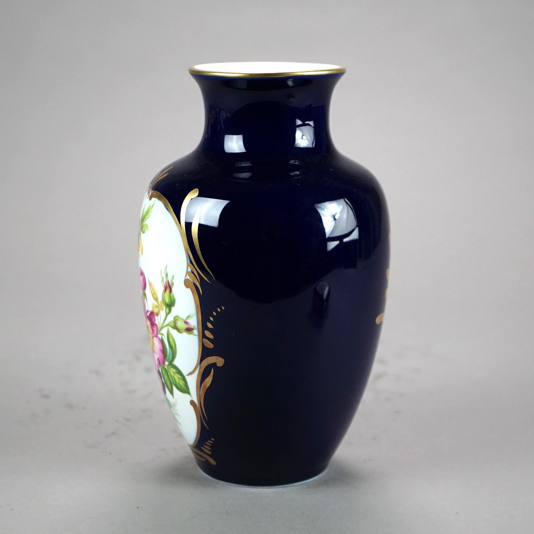 Vaso francese d'epoca in porcellana Limoges dipinta a mano e dorata, riserva floreale, XX sec. In condizioni buone in vendita a Big Flats, NY