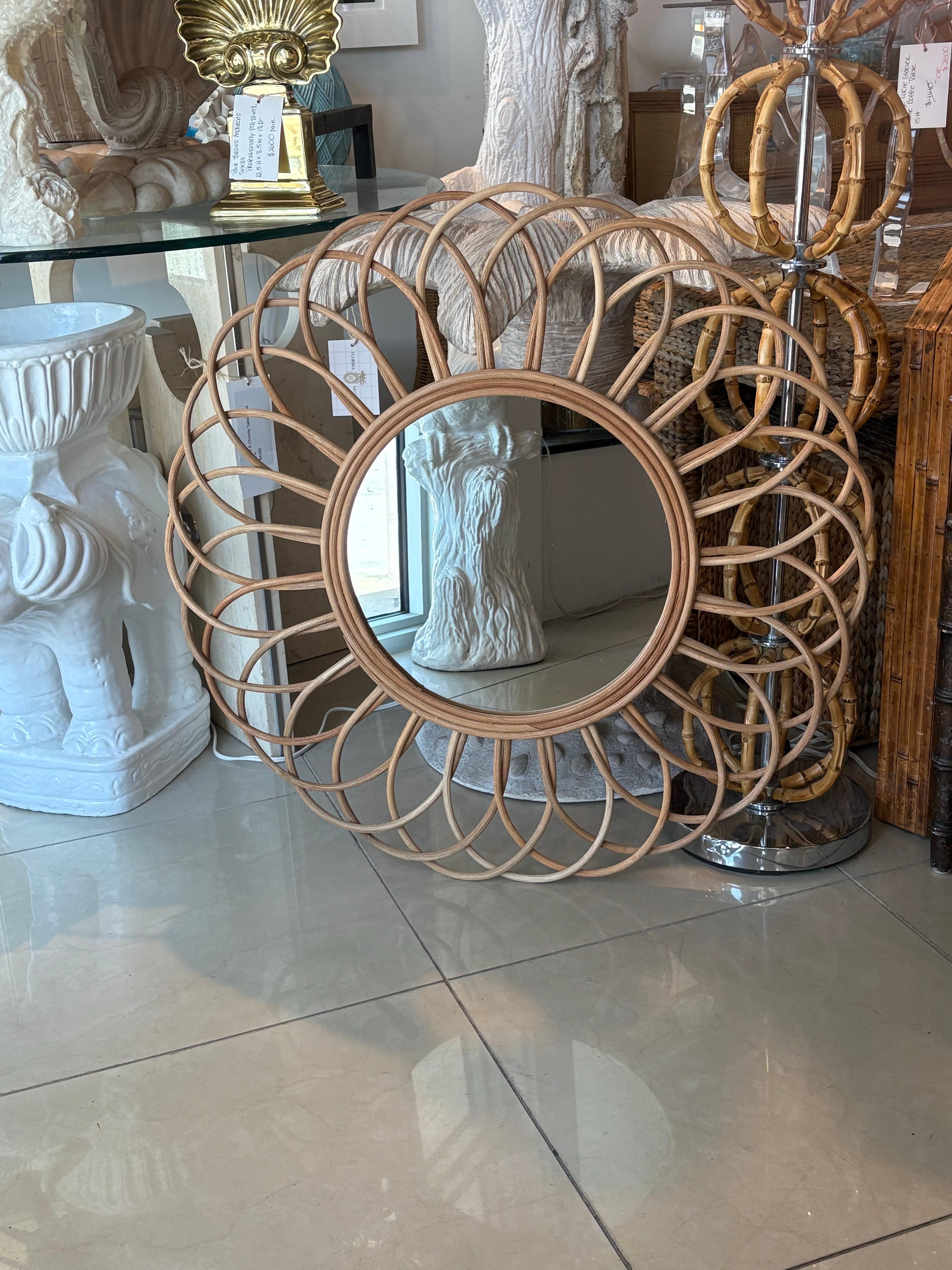 Espejo de pared vintage francés de mimbre ratán redondo festoneado con lazo Mimbre en venta