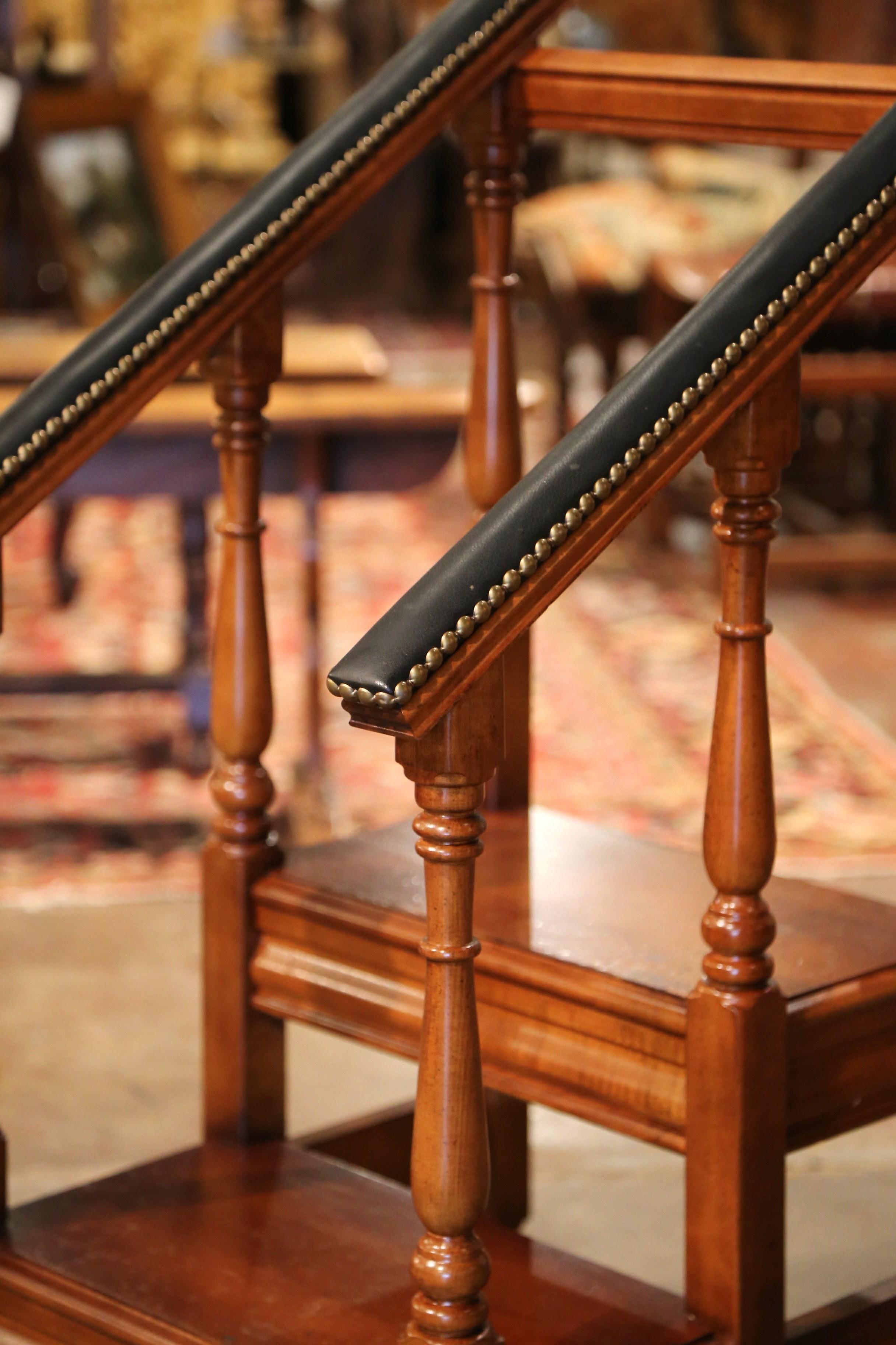 Vintage French Louis XIII Carved Walnut & Leather Library Step Ladder on Wheels In Excellent Condition In Dallas, TX