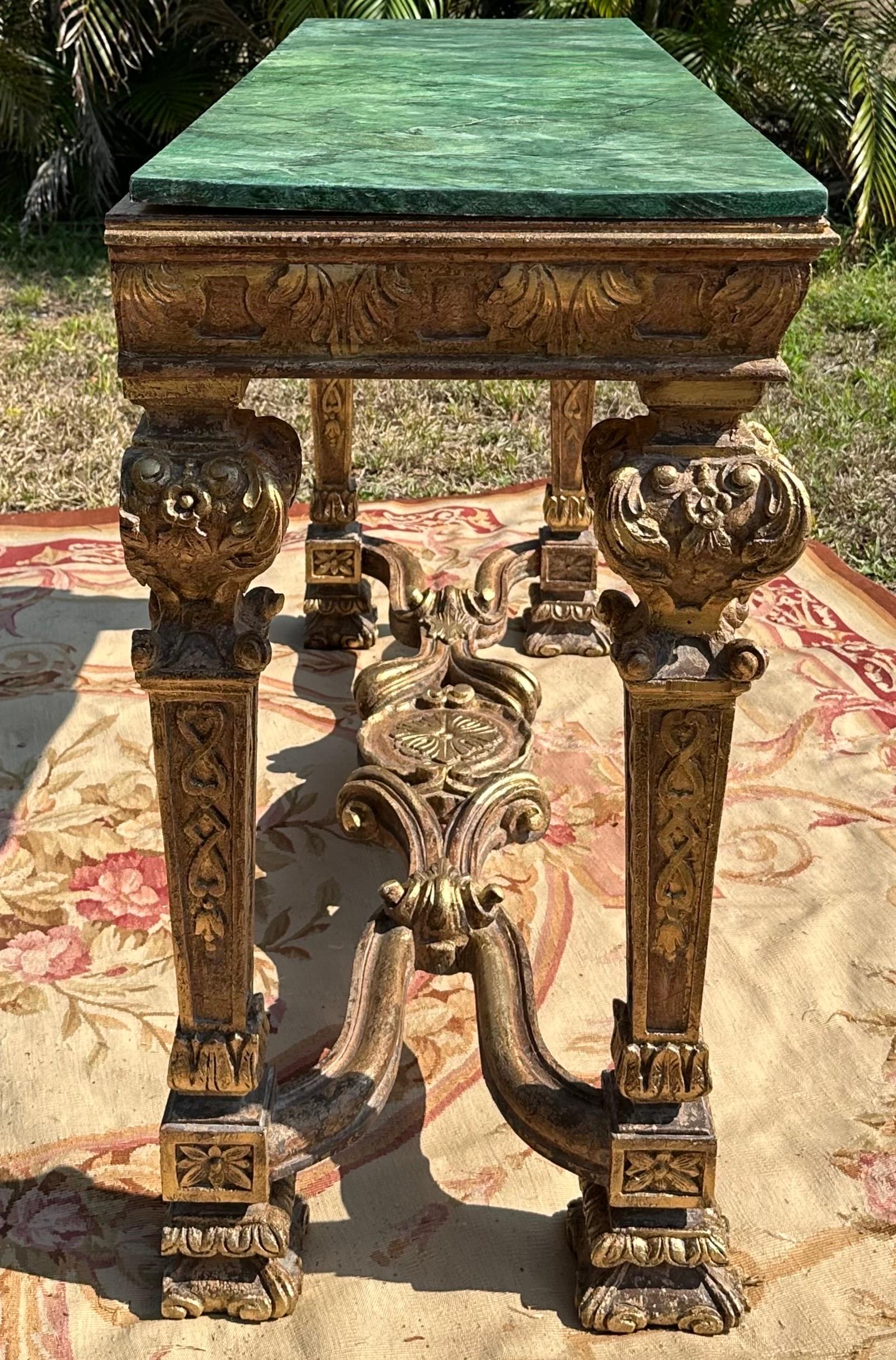 Console francese d'epoca in stile Luigi XIV in legno dorato

Consolle dorata in stile Luigi XIV di grandi dimensioni con piano in finto marmo. Questa eccezionale consolle si caratterizza per la sua classica forma architettonica di base con quattro