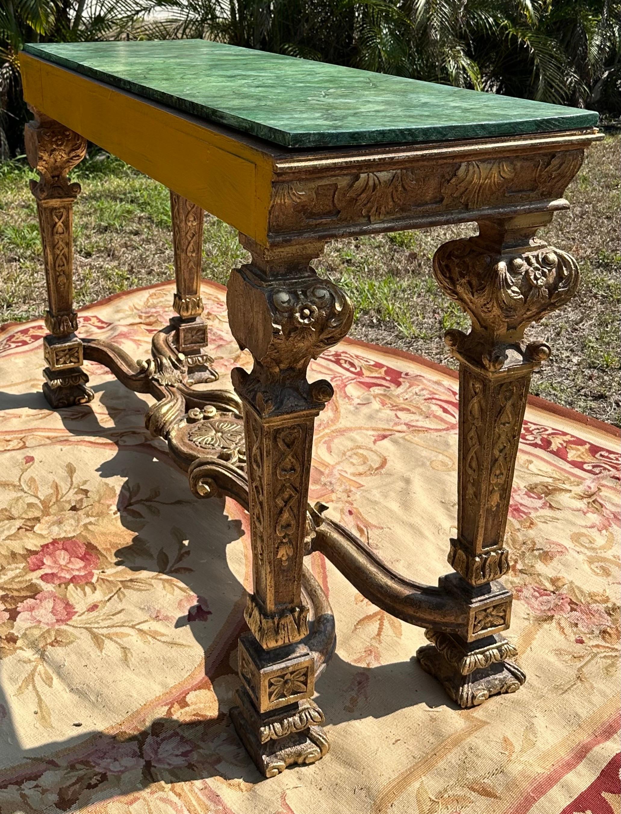 Dorato Console francese d'epoca in stile Luigi XIV in legno dorato. in vendita