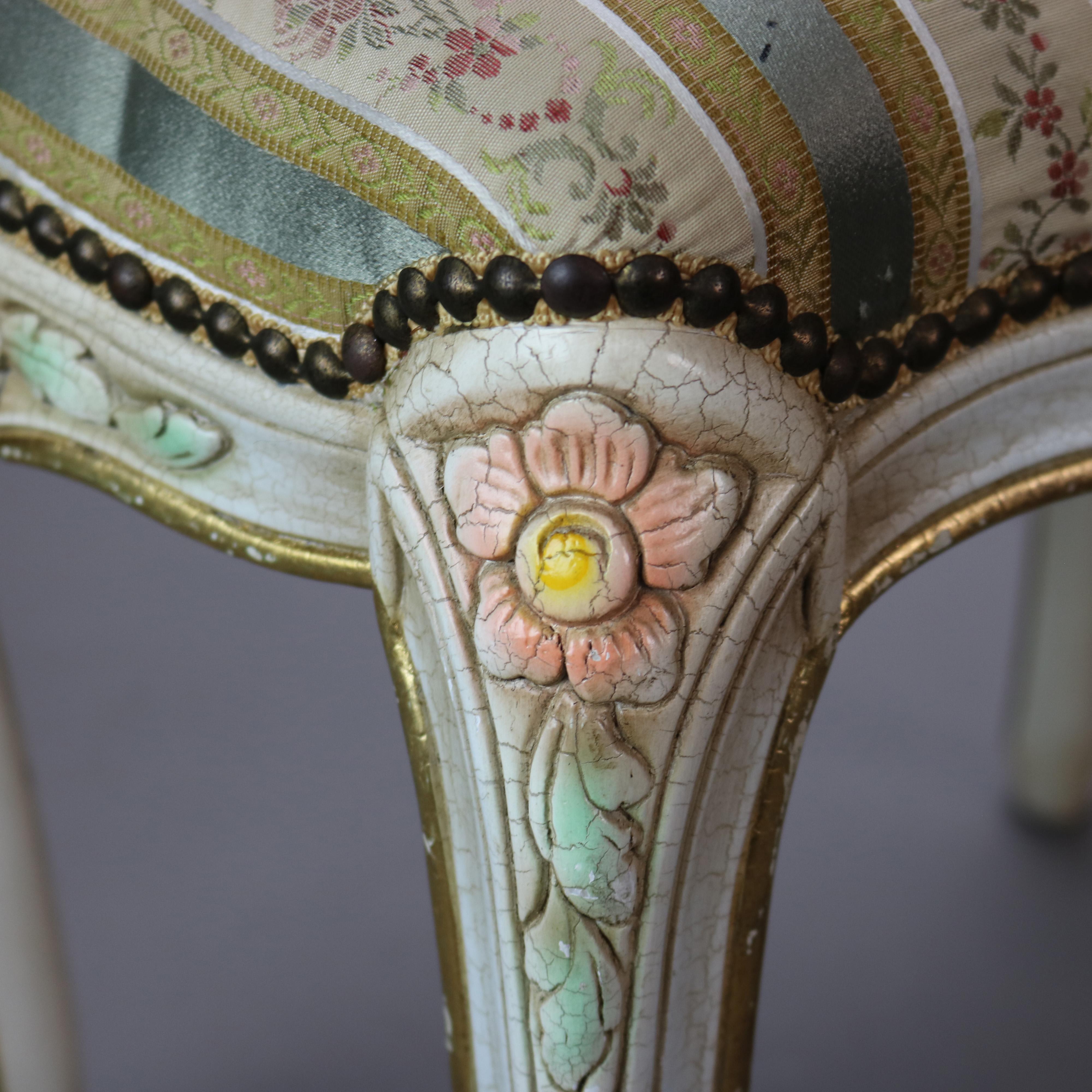 Panca francese d'epoca in stile Luigi XIV, policromata e imbottita con elementi floreali C1940

Misure - 19 