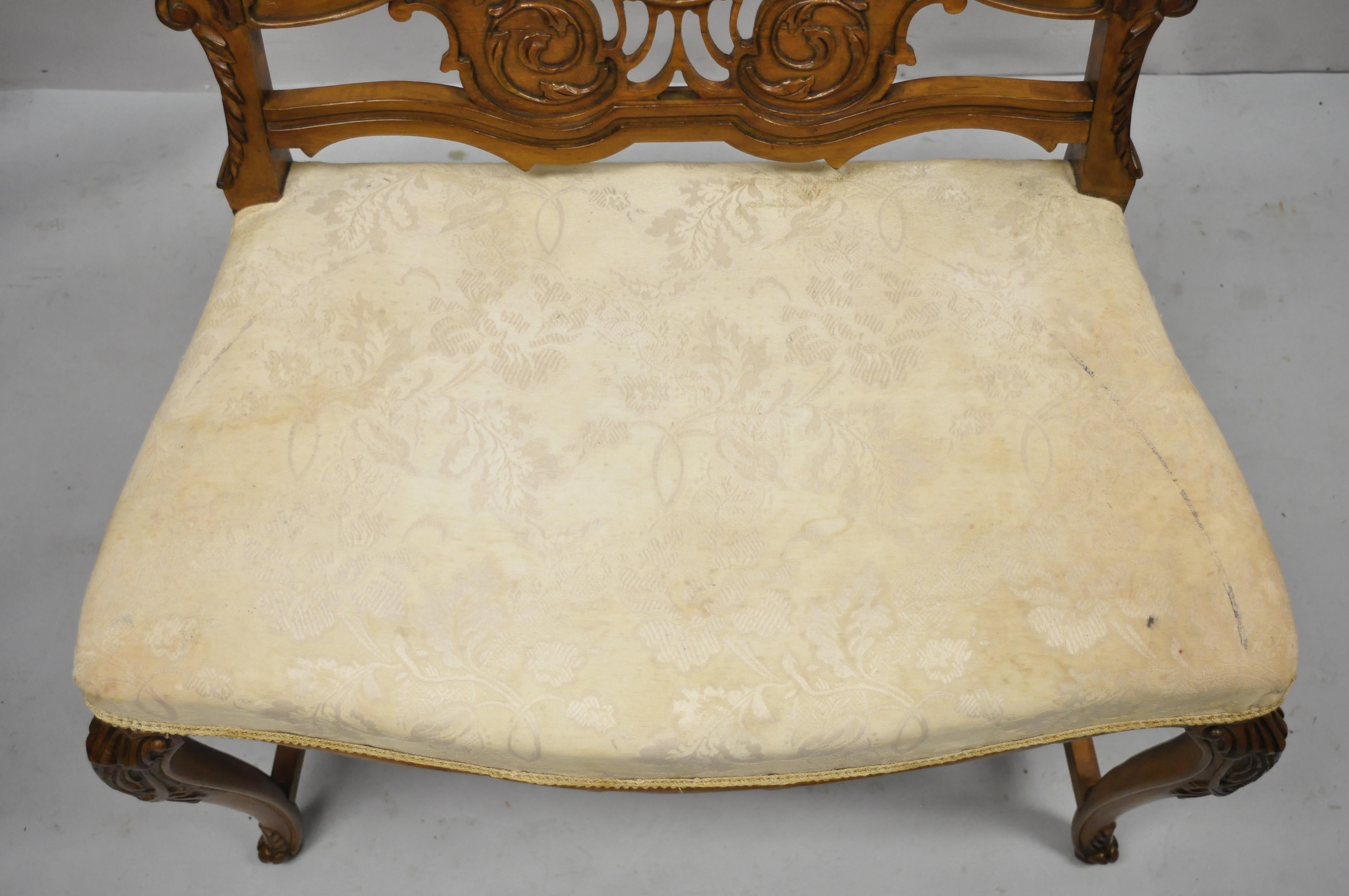 Französischer Louis XV geschnitzter Mahagoni-Schminktischstuhl, J.K Rishel Furniture, Louis XV (20. Jahrhundert) im Angebot