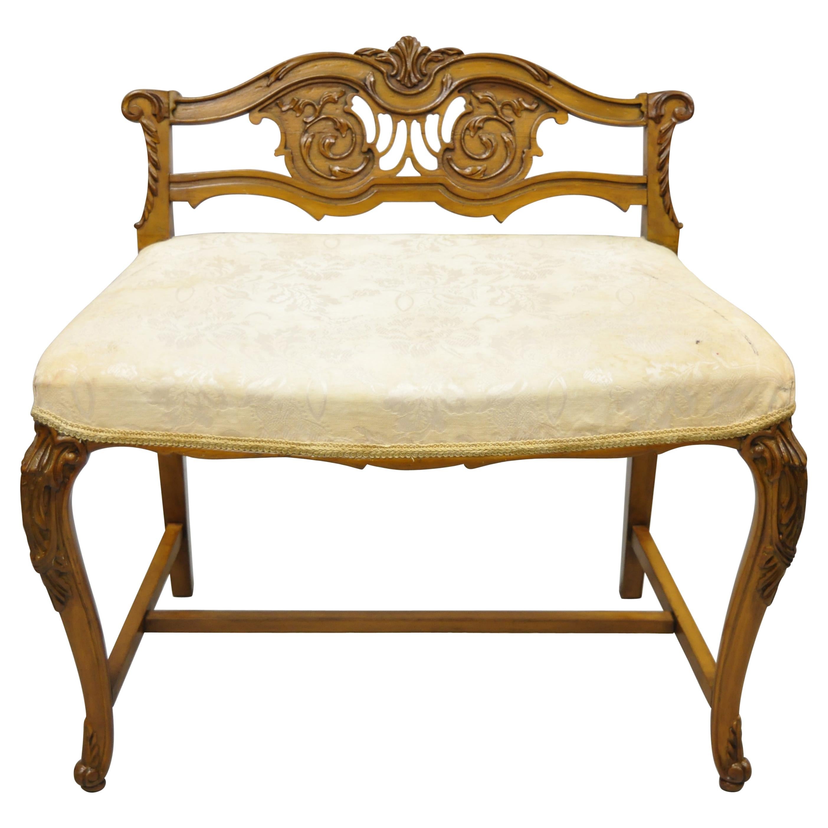 Französischer Louis XV geschnitzter Mahagoni-Schminktischstuhl, J.K Rishel Furniture, Louis XV im Angebot