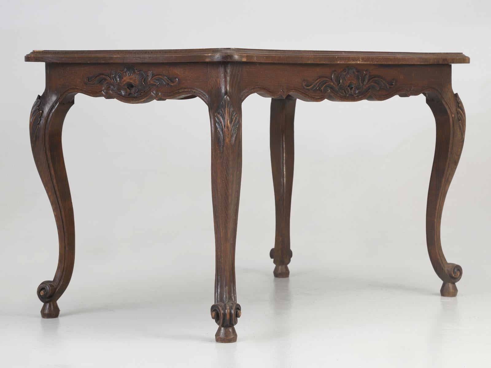 Table d'appoint ou table d'appoint vintage de style Louis XV dans son état d'origine non restauré. Notre département de restauration peut certainement restaurer la table, mais dès que je le fais sombre, sûrement quelqu'un voudra cette table