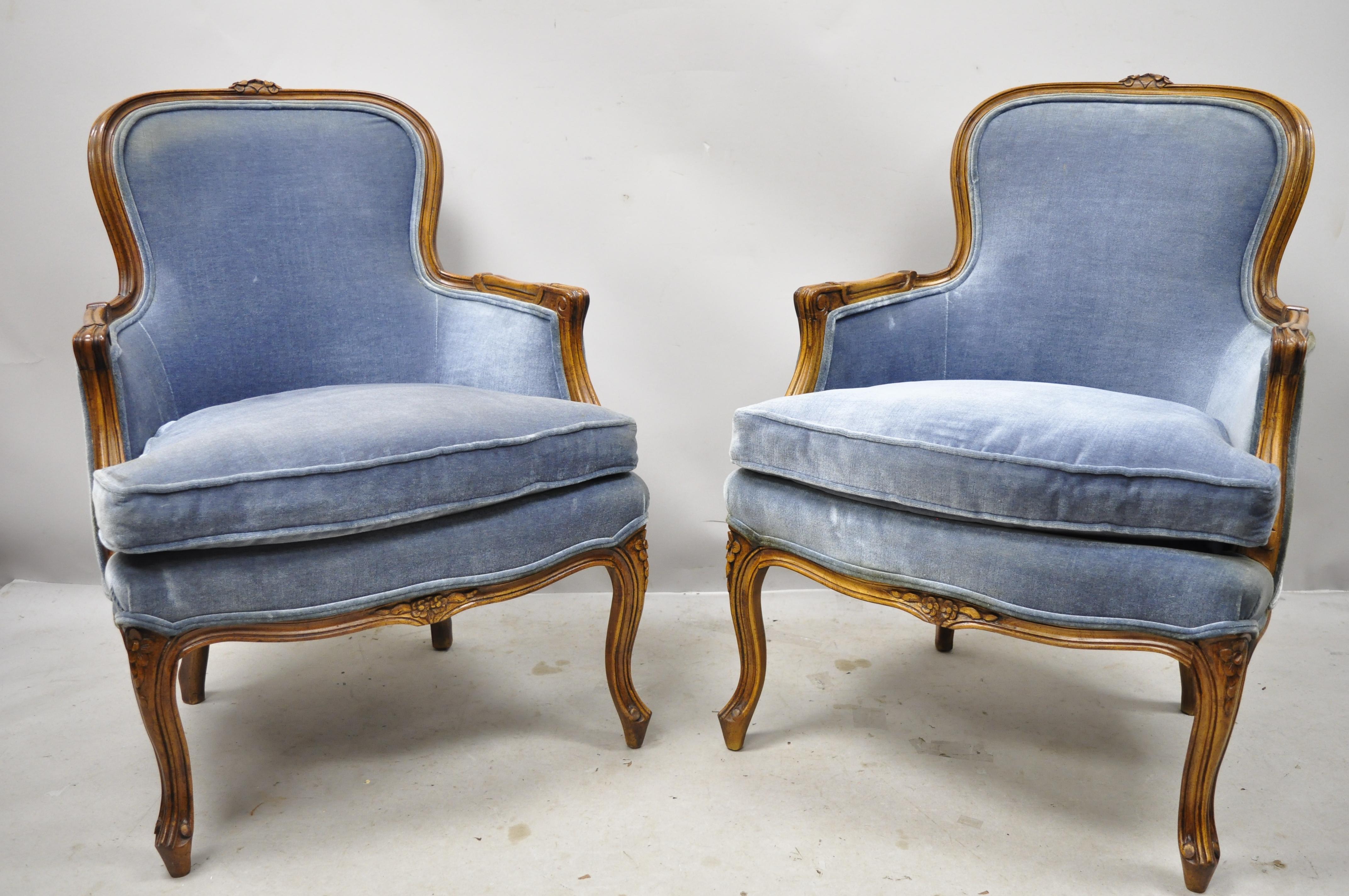 Weiman / Warren Lloyd vintage French Louis XV Provincial blue bergère lounge armchairs - a pair. Item features solid wood frames, blue upholstery, cabriole legs, original label, quality American craftsmanship, great style and form, circa mid-20th