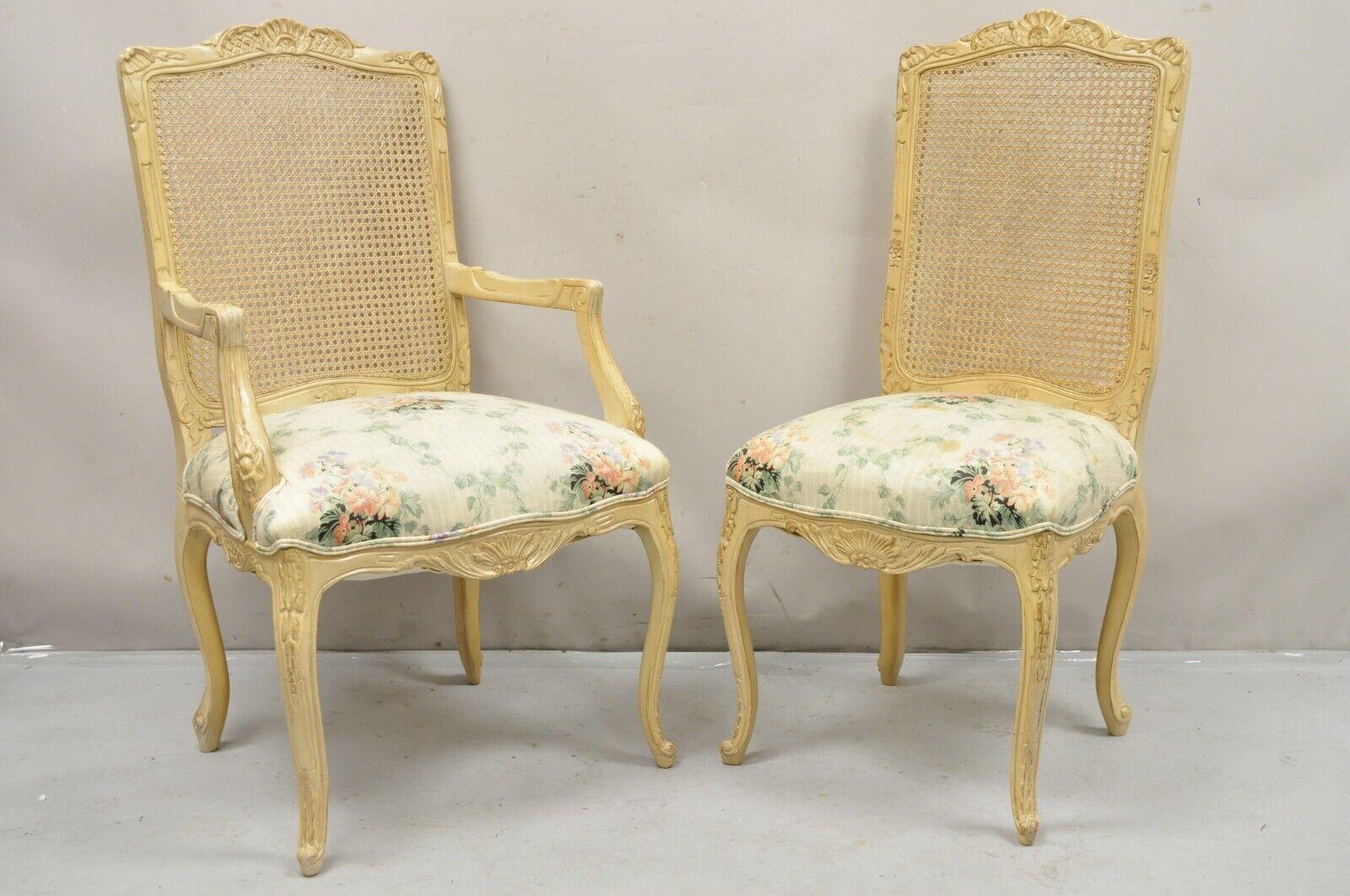Chaises de salle à manger de style provincial Louis XV - Lot de 6. 2 fauteuils, 4 chaises d'appoint, finition vieillie blanc lavé beige, dossiers cannés, cadres joliment sculptés, très bel ensemble vintage. Circa Mid to Late 20th Century.
Mesures :