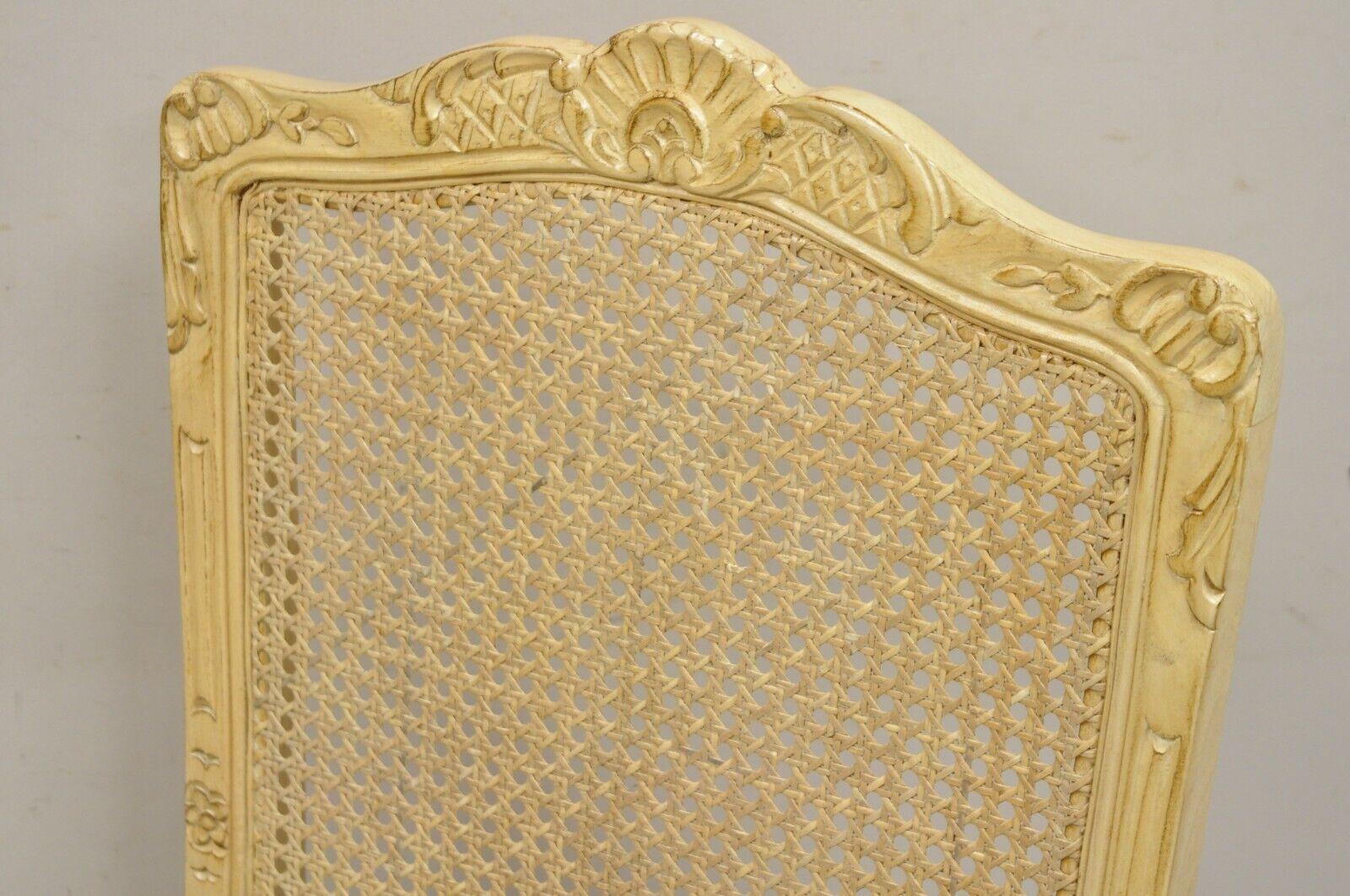 Tissu Chaises de salle à manger françaises vintage de style provincial Louis XV à dossier canné crème - lot de 6 en vente