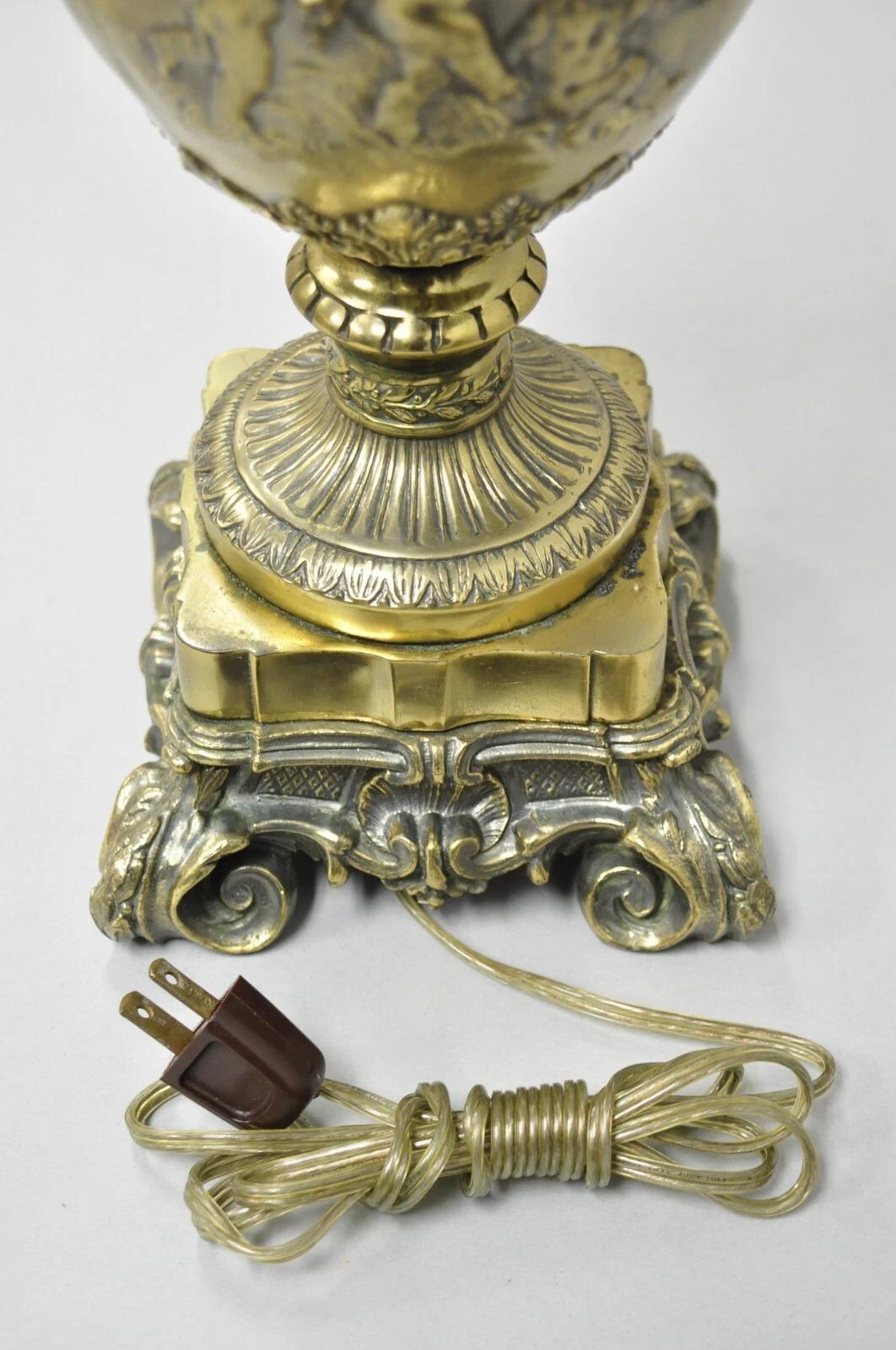 Lámpara de mesa vintage francesa Luis XV renacentista de latón con querubines bailarines en venta 4