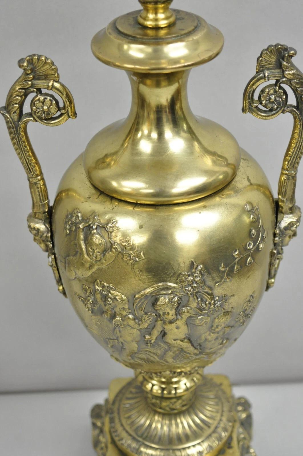 Lámpara de mesa vintage francesa Luis XV renacentista de latón con querubines bailarines en venta 5