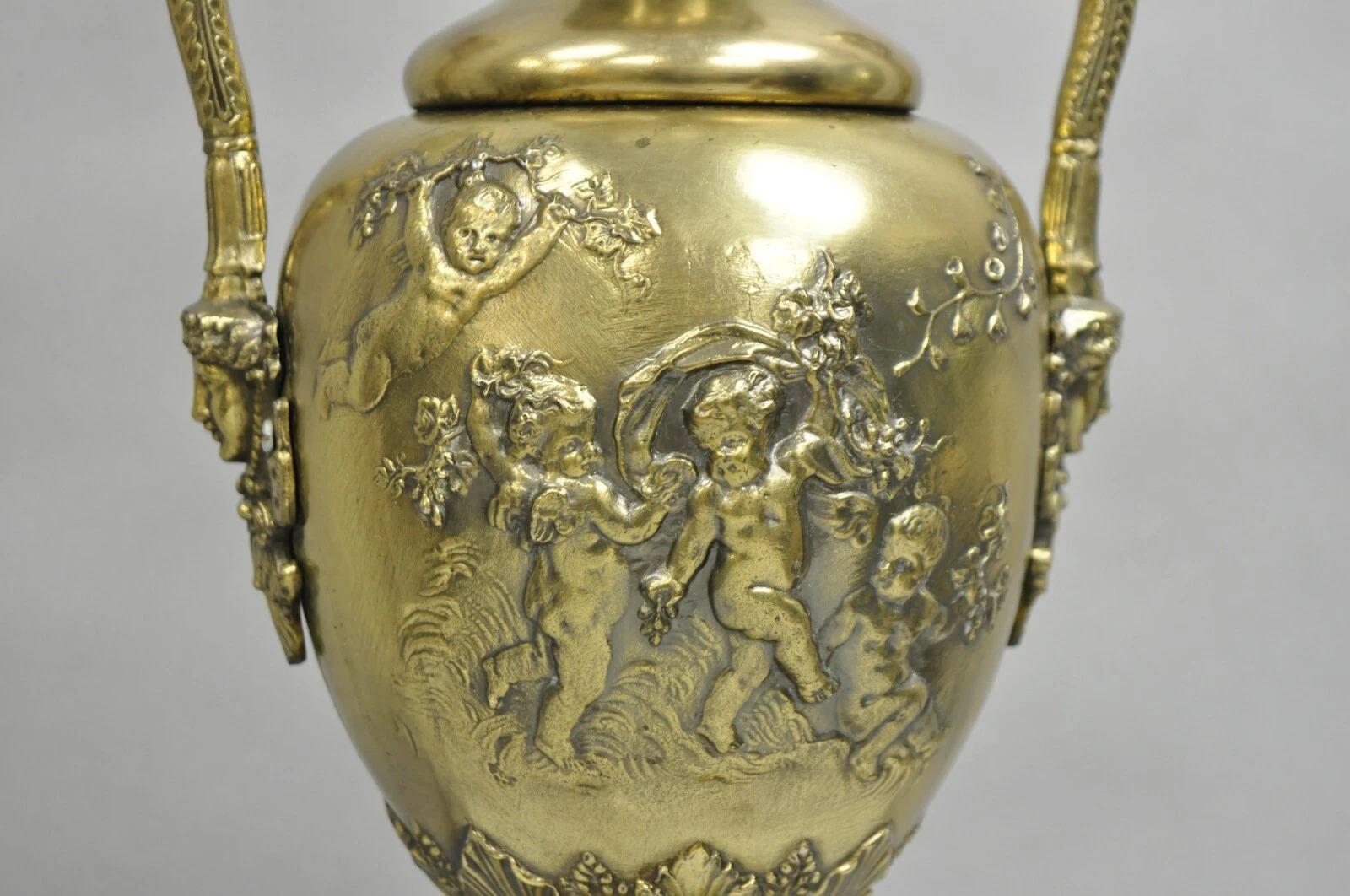 Lámpara de mesa vintage francesa Luis XV renacentista de latón con querubines bailarines en venta 6