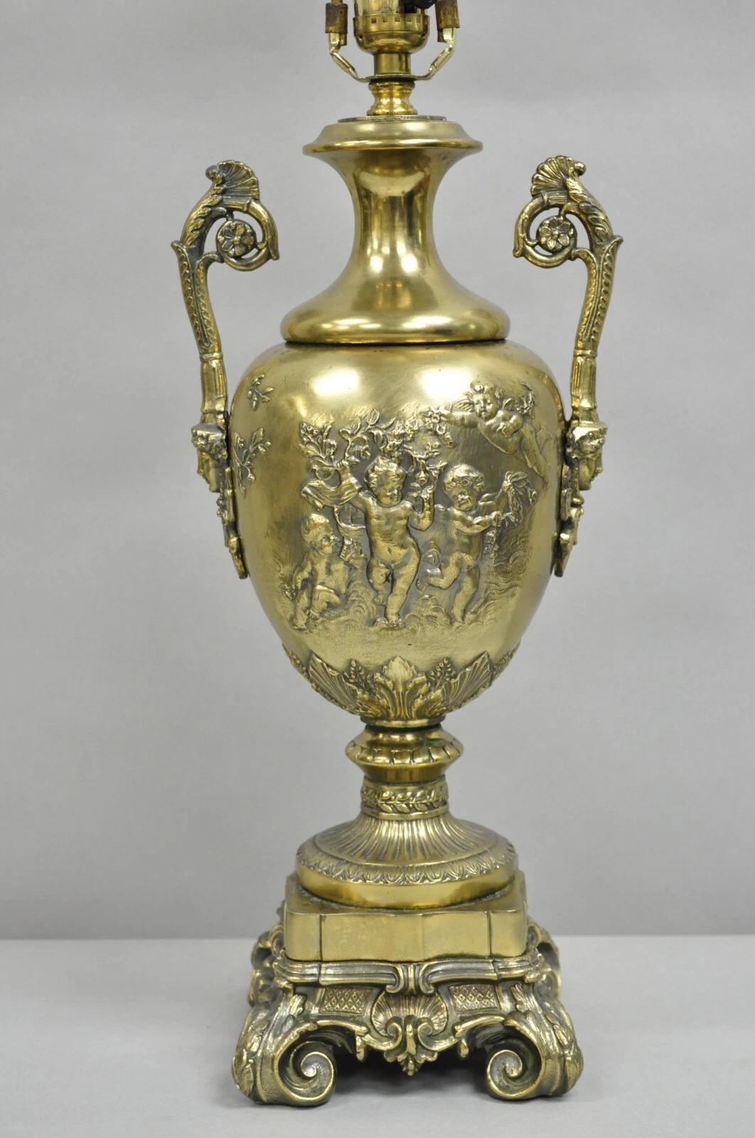 Lámpara de mesa vintage francesa Luis XV renacentista de latón con querubines bailarines Desconocido en venta