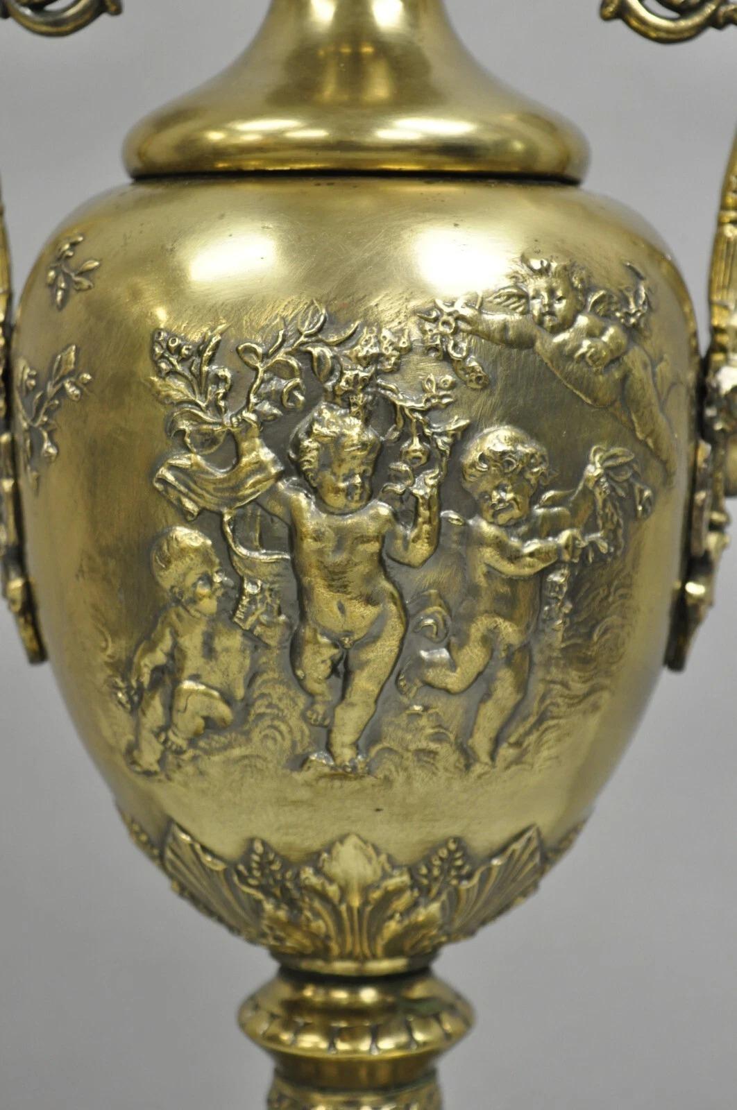 Lámpara de mesa vintage francesa Luis XV renacentista de latón con querubines bailarines en Bueno estado para la venta en Philadelphia, PA