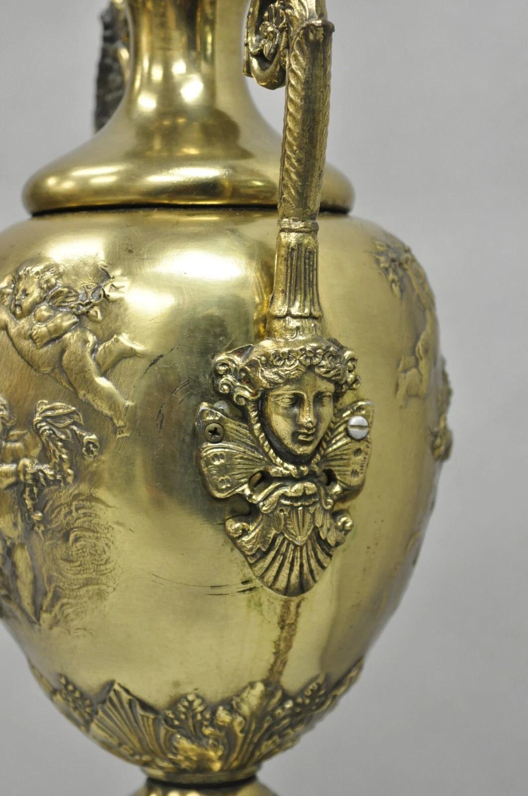 Lámpara de mesa vintage francesa Luis XV renacentista de latón con querubines bailarines siglo XX en venta