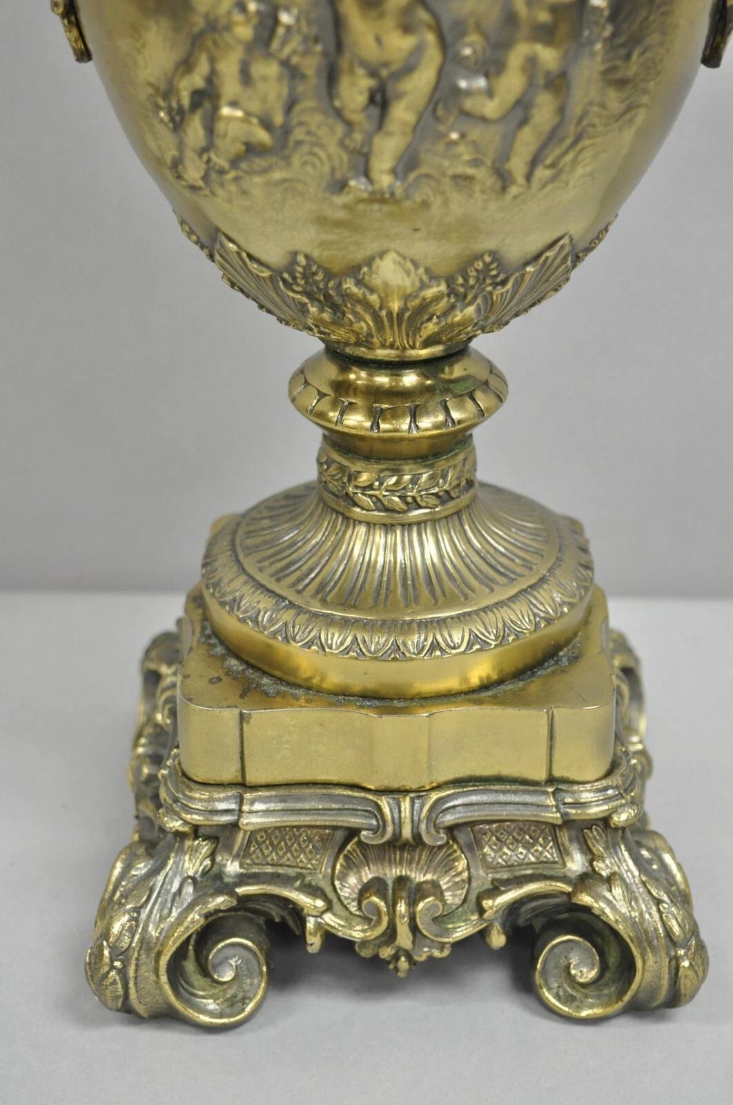 Lámpara de mesa vintage francesa Luis XV renacentista de latón con querubines bailarines en venta 1