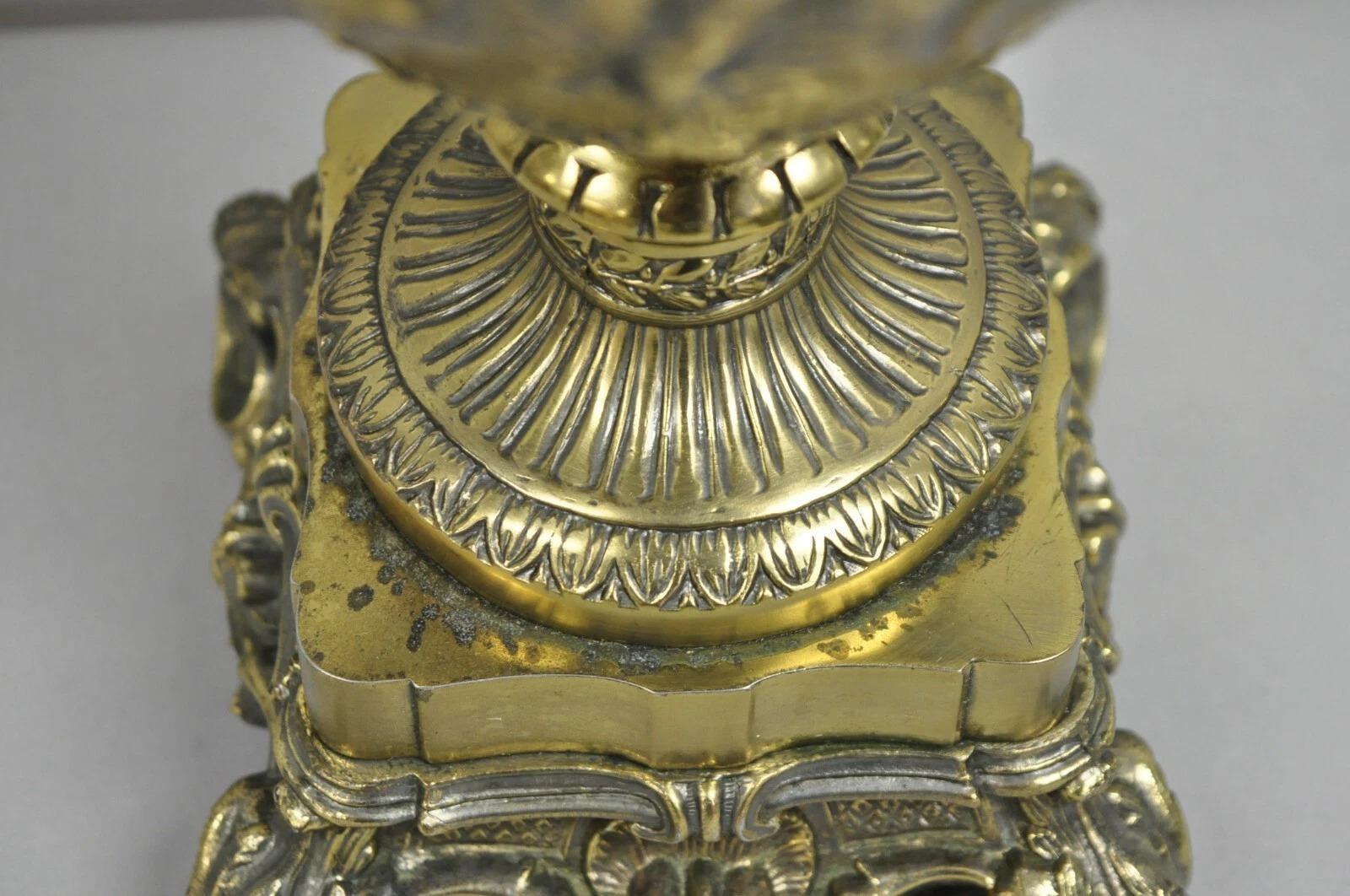 Lámpara de mesa vintage francesa Luis XV renacentista de latón con querubines bailarines en venta 2